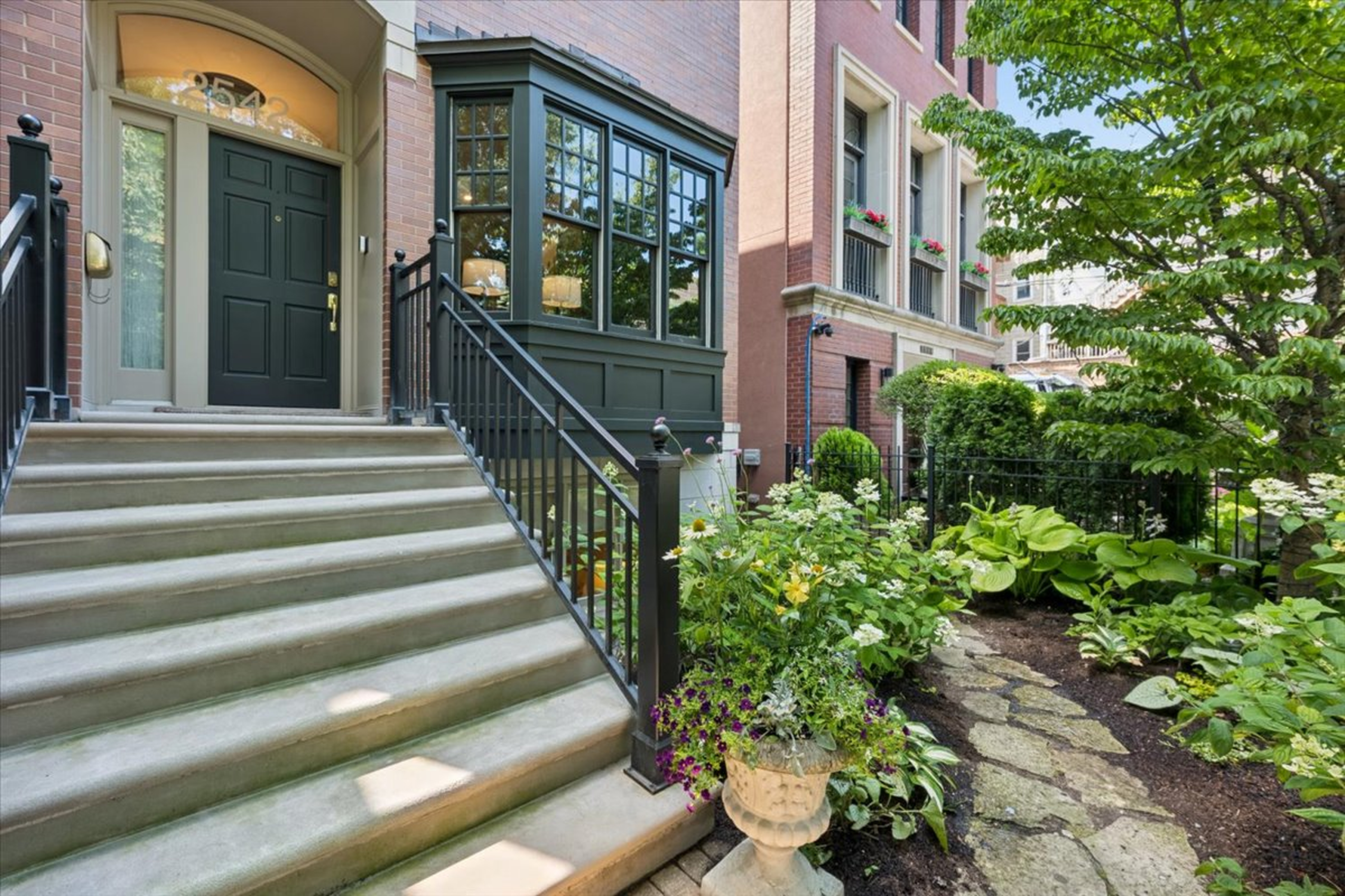  Single-Family Home on a Picturesque, Tree-Lined Street in Lincoln Park - 物件實景
