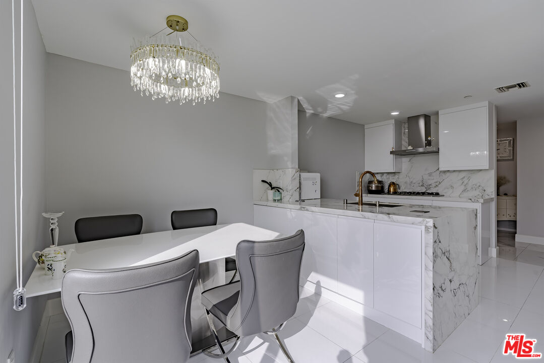 Los Angeles, California, 90010, United States, 3 Bedrooms Bedrooms, ,3 BathroomsBathrooms,Residential,For Sale,1992003