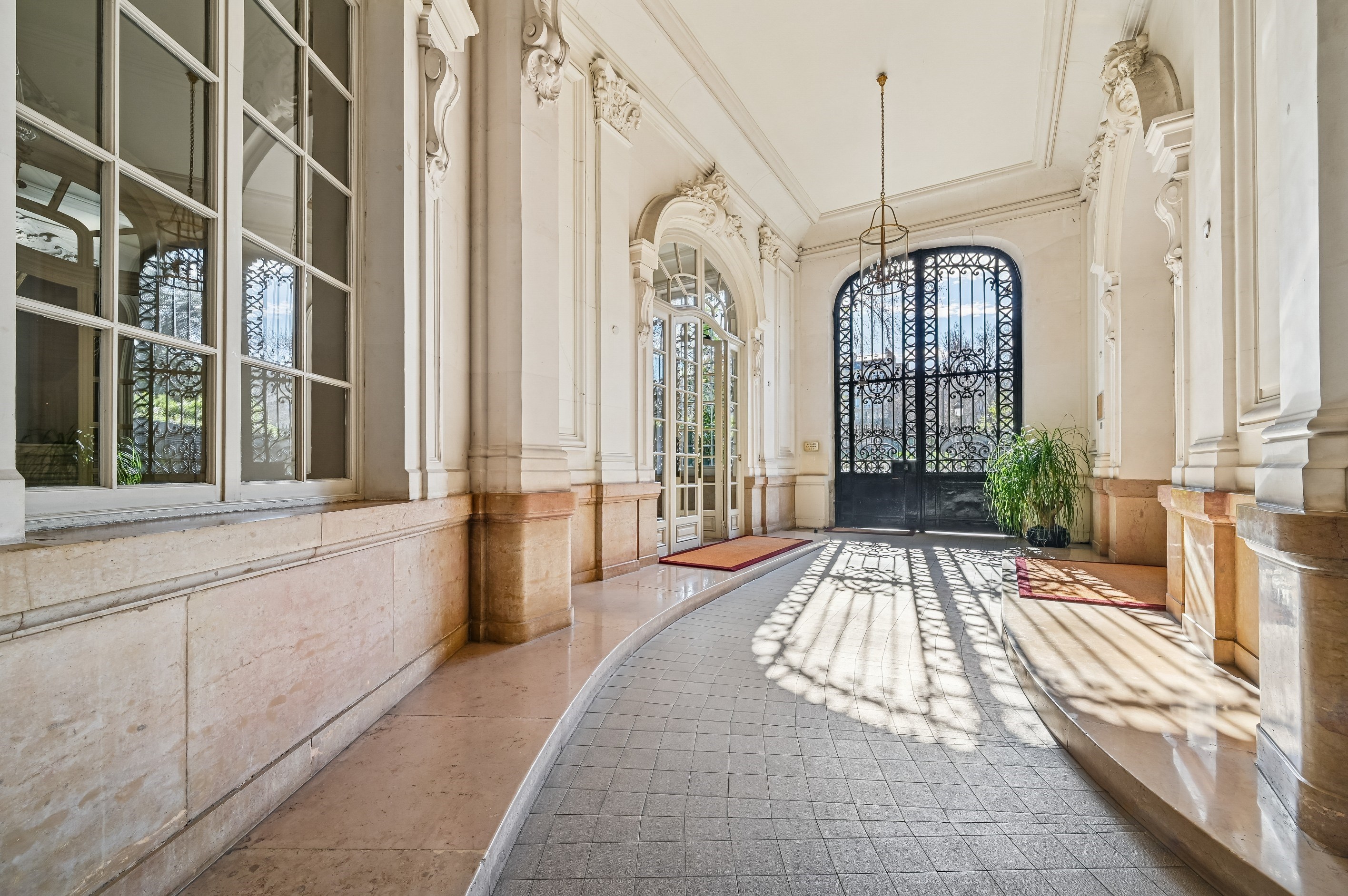 Avenue Foch — Exceptional Duplex Designed by Pierre Yovanovitch with Landscaped… - 物件實景