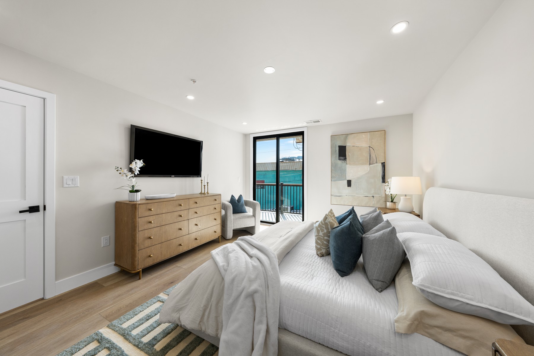  323 E Oak Avenue #202 - 物件實景