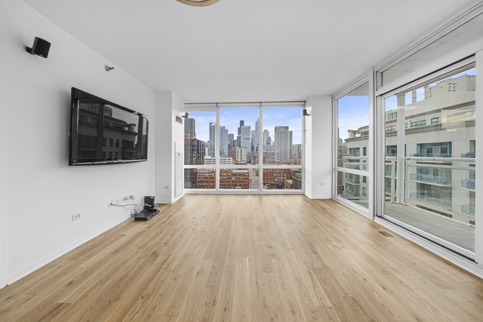 Chicago, Illinois, 60654, United States, 2 Bedrooms Bedrooms, ,2 BathroomsBathrooms,Residential,For Sale,2023222