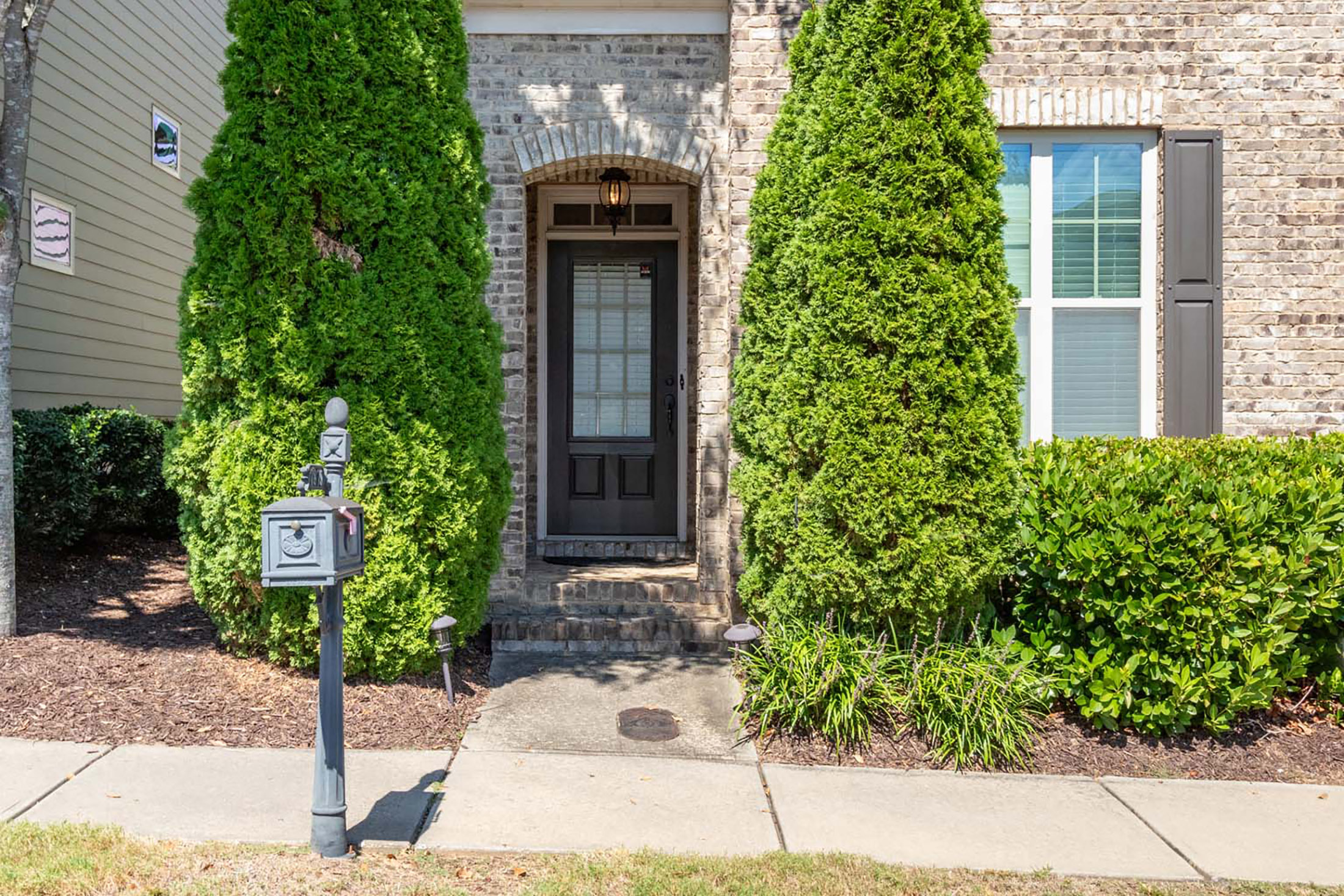  Four-Bedroom Brick Corner Lot in Jamestown - 物件實景