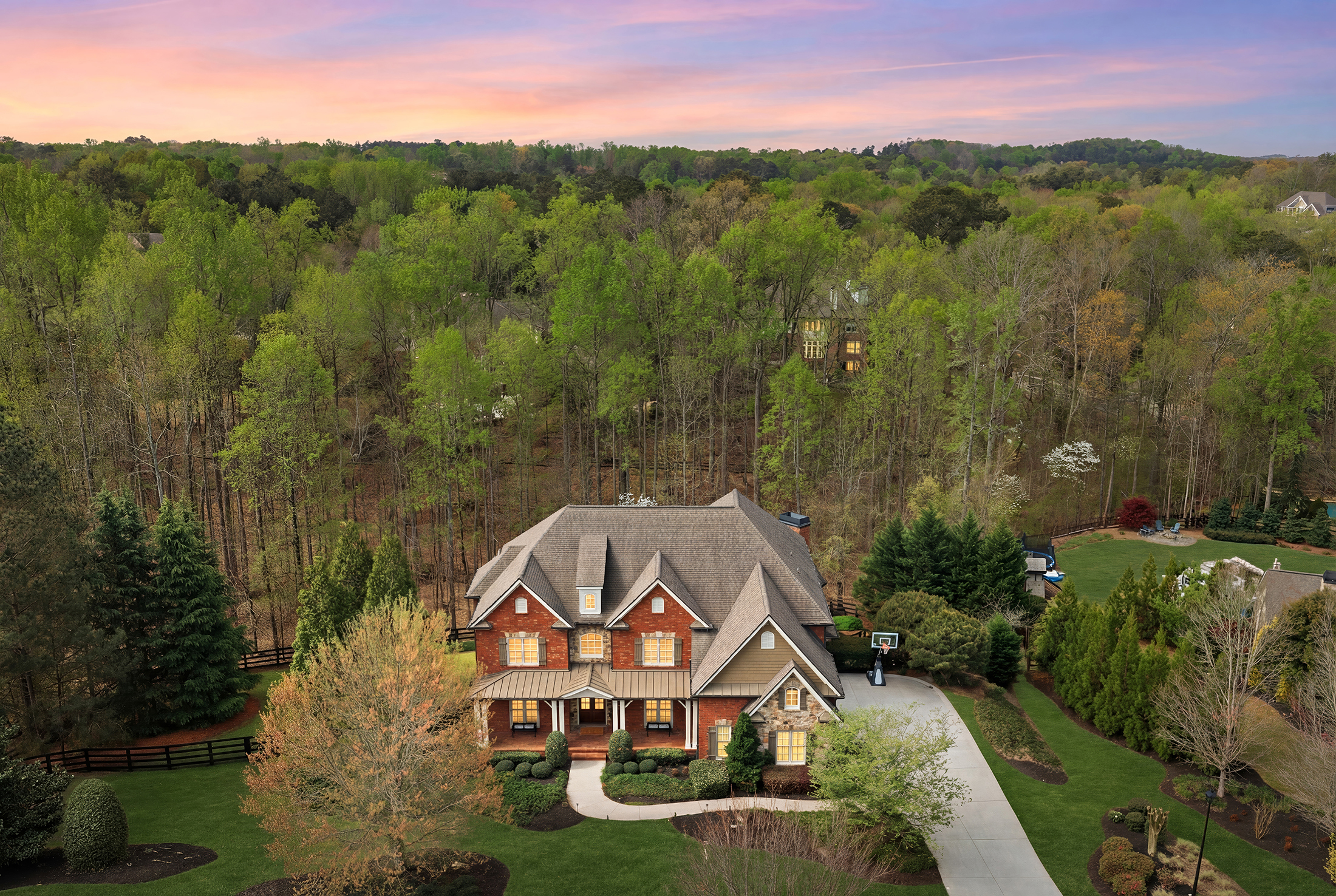  Meticulous Brick Estate Blends Timeless Architecture with Elevated Design - 物件實景