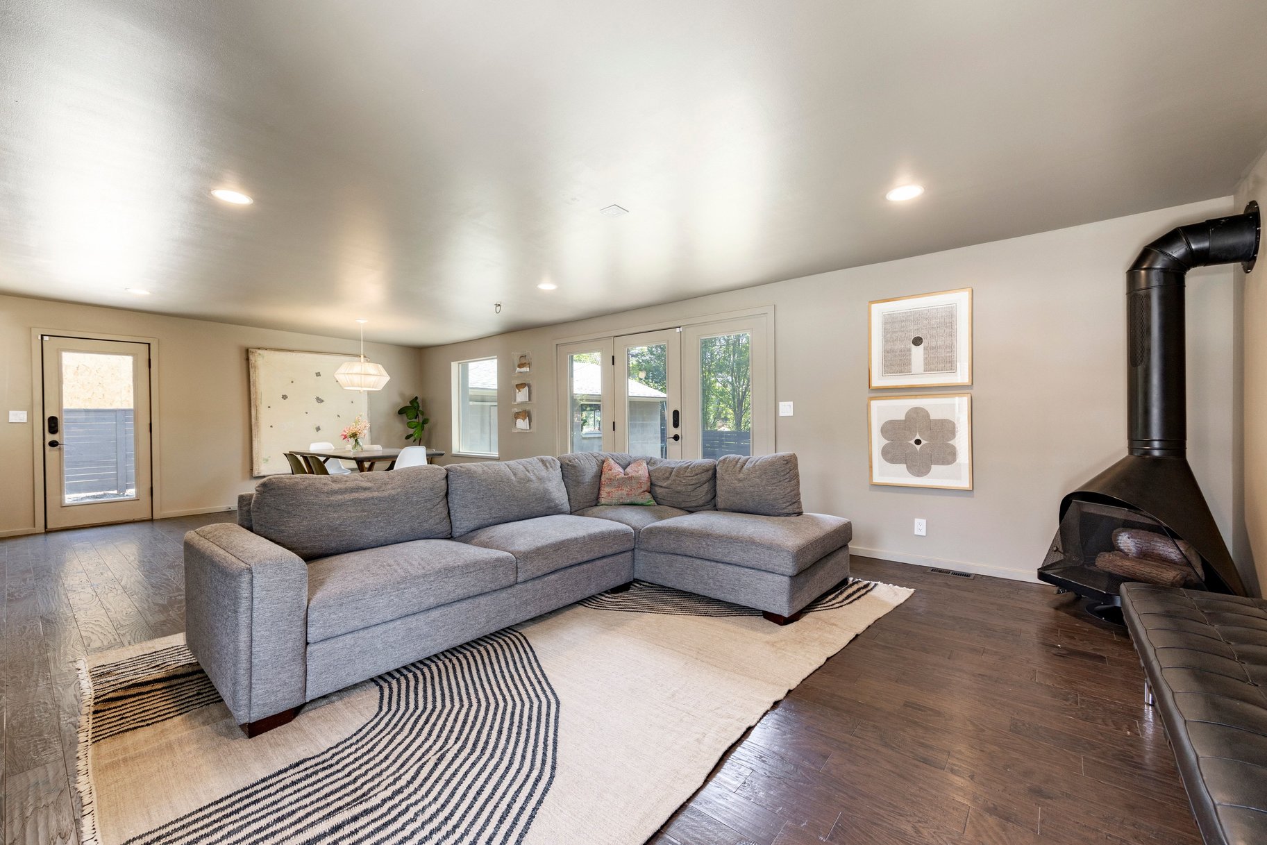  Spacious Millcreek Bungalow with Expansive Backyard & 2-Car Garage - 物件實景