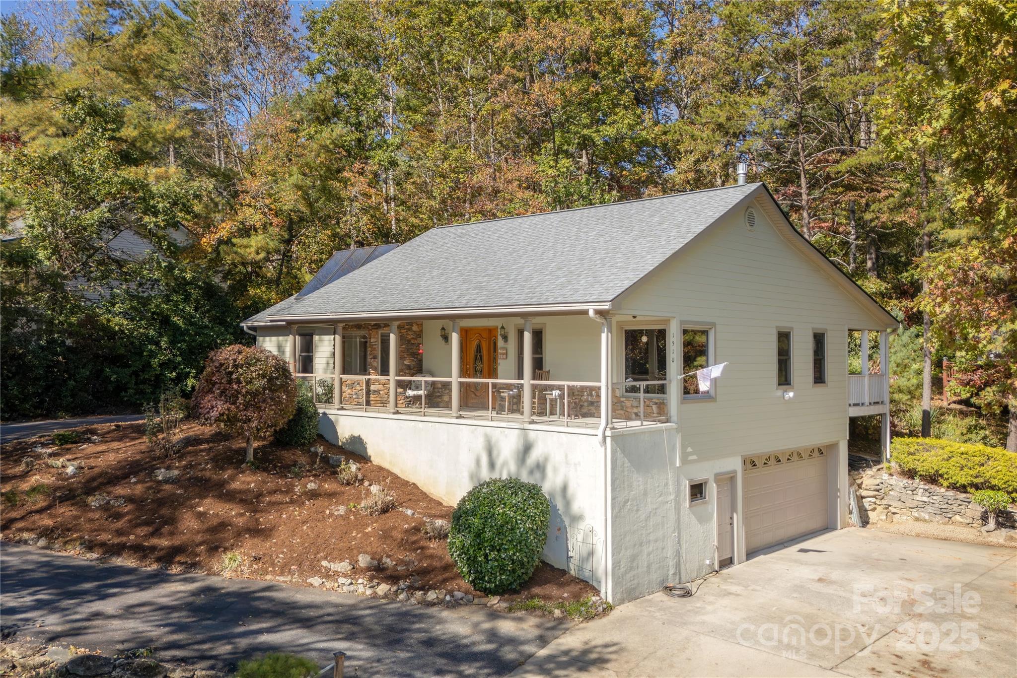 Hendersonville, North Carolina, 28792, United States, 3 Bedrooms Bedrooms, ,3 BathroomsBathrooms,Residential,For Sale,1975298