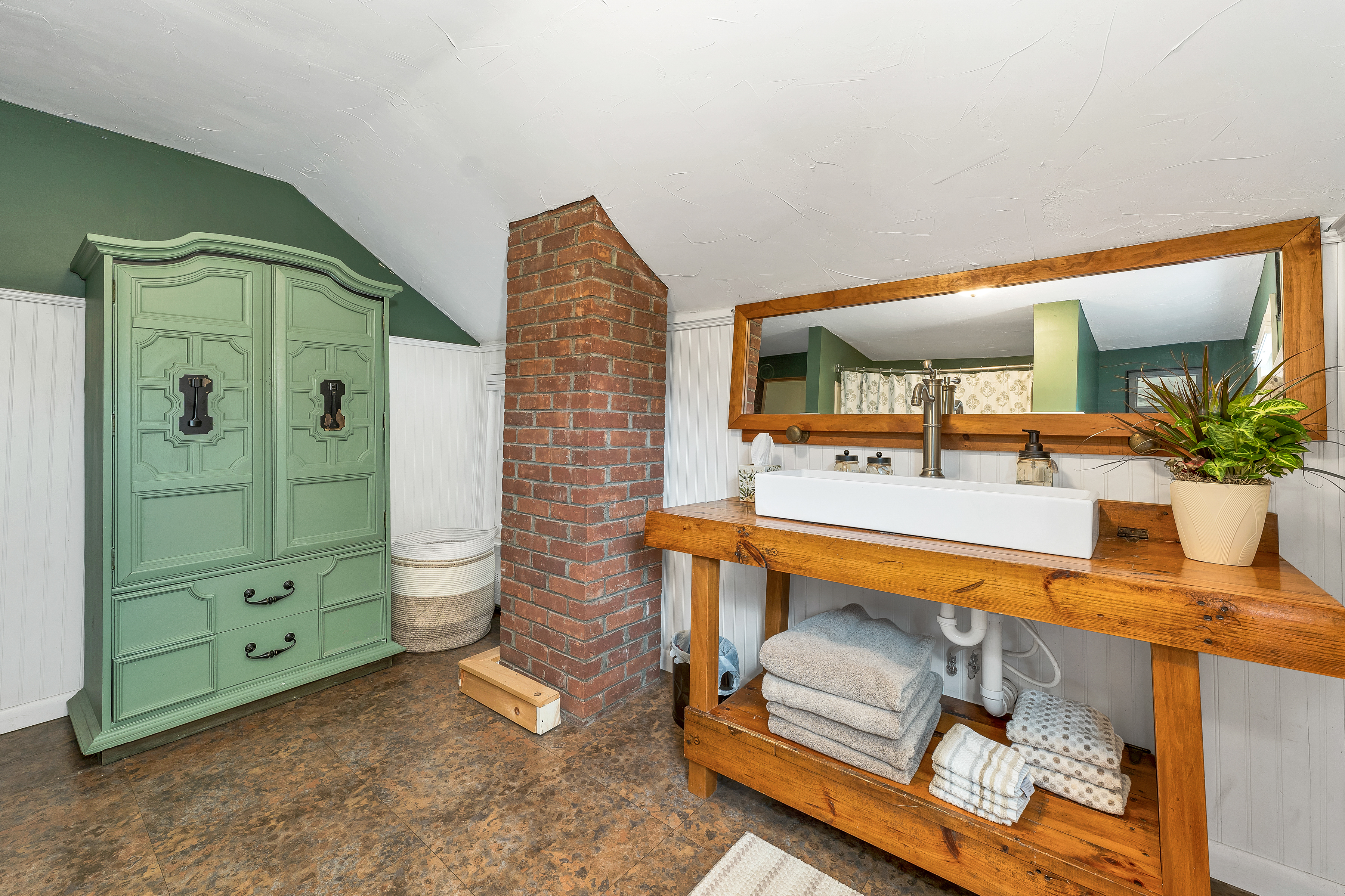 New Hampton, New Hampshire, 03256, United States, 3 Bedrooms Bedrooms, ,2 BathroomsBathrooms,Residential,For Sale,1976392