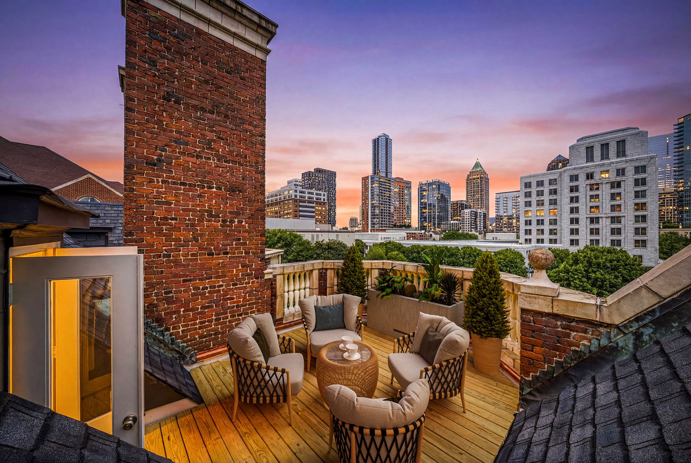  Two-Story Penthouse with Sweeping Skyline Views - 物件實景