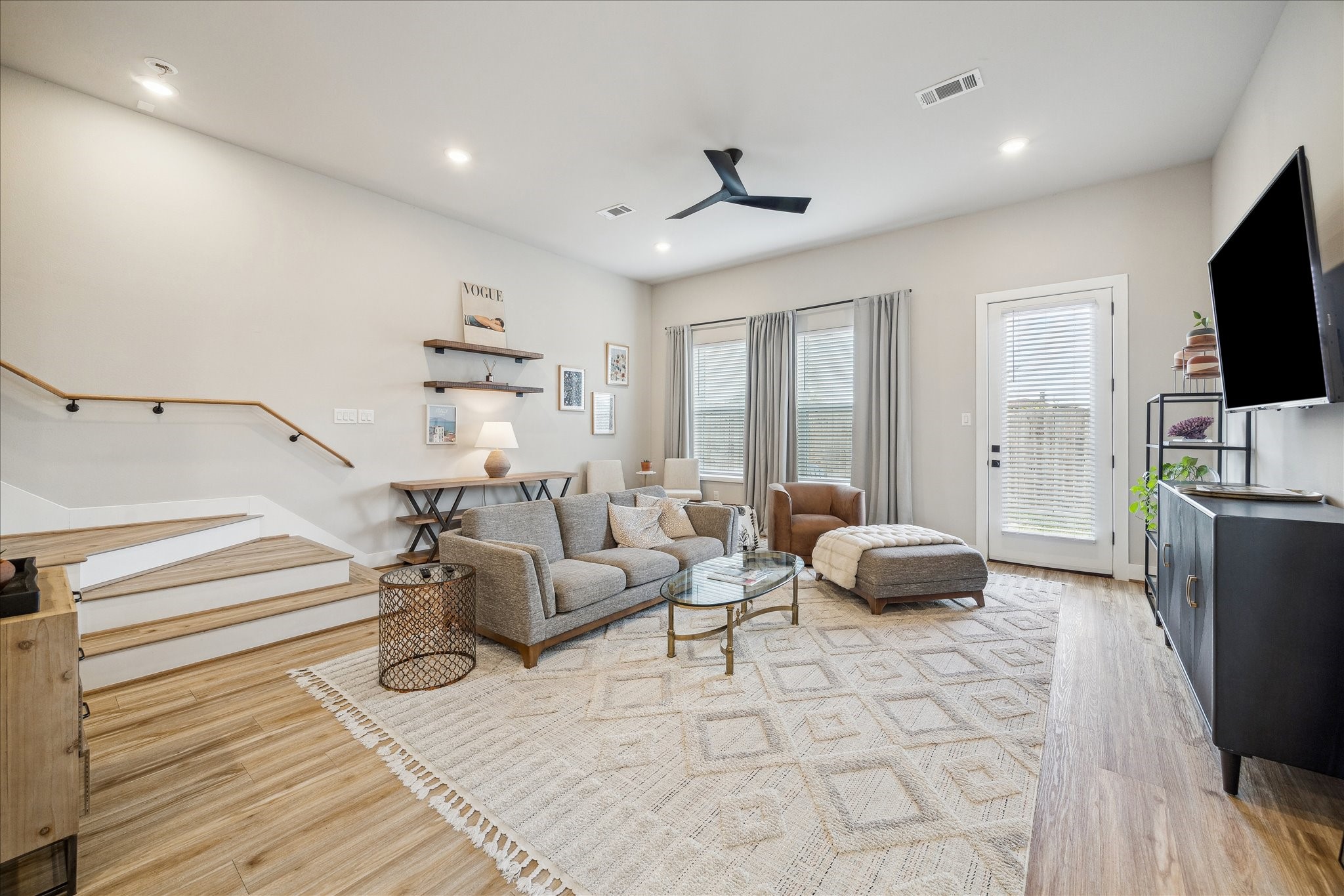  5818 Francis Oak Place - 物件實景