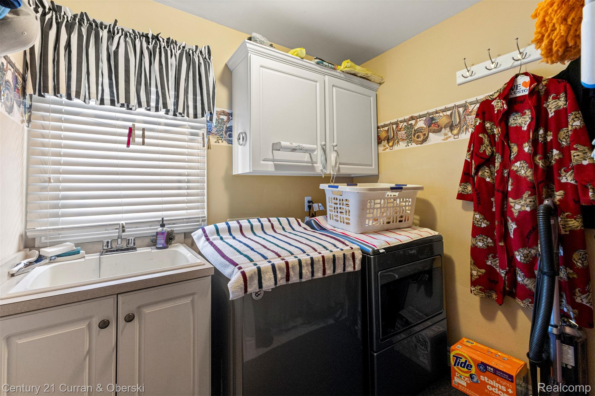 Clinton Charter Township, Michigan, 48038, United States, 4 Bedrooms Bedrooms, ,4 BathroomsBathrooms,Residential,For Sale,1979436