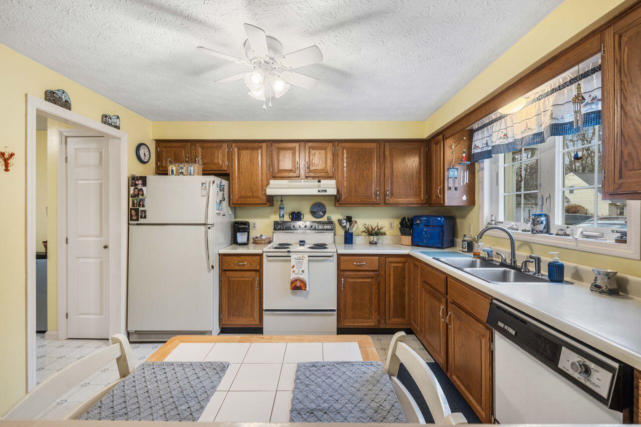 Kennebunk, Maine, 04043, United States, 4 Bedrooms Bedrooms, ,3 BathroomsBathrooms,Residential,For Sale,1989009