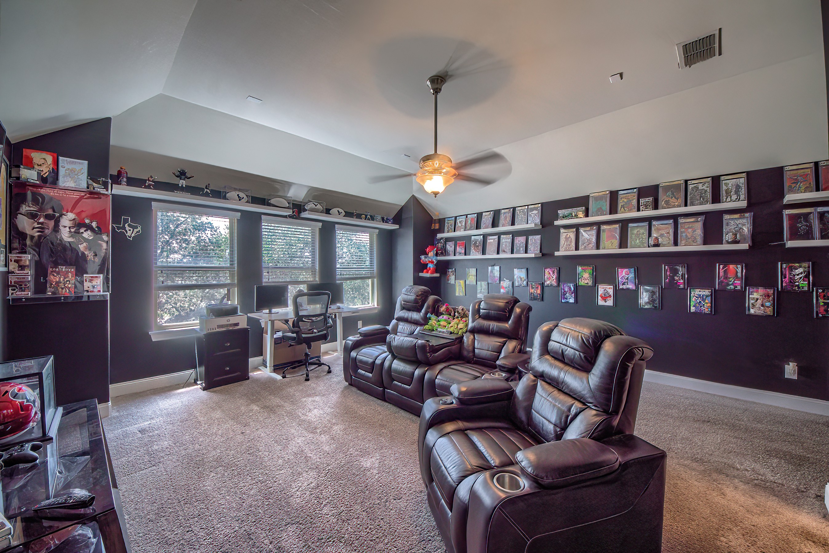  Four Bedrooms + Bonus Room in Prime Location - 物件實景