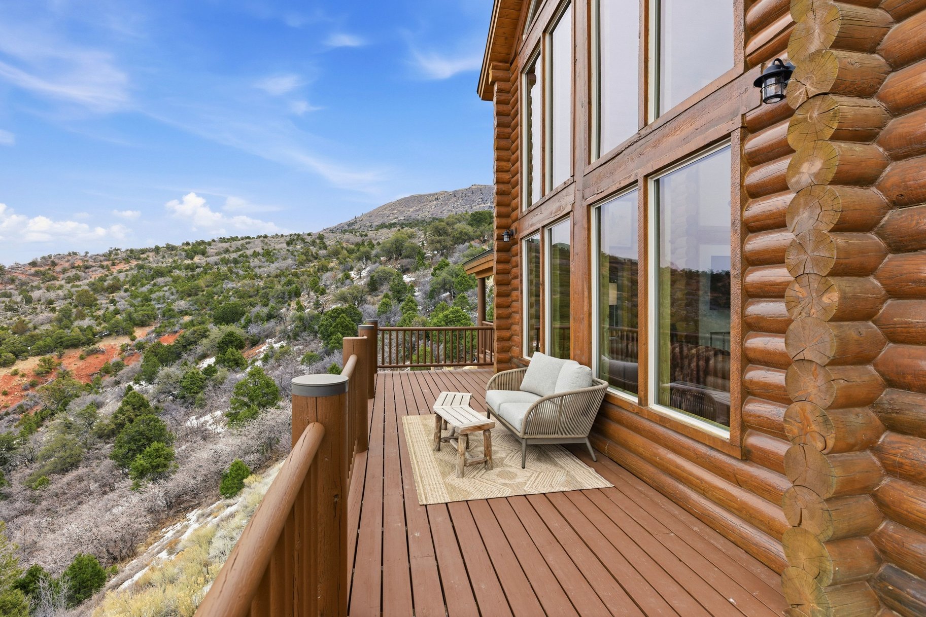  Renovated Log Cabin in Cedar Highlands with Wraparound Deck & Mountain Views - 物件實景