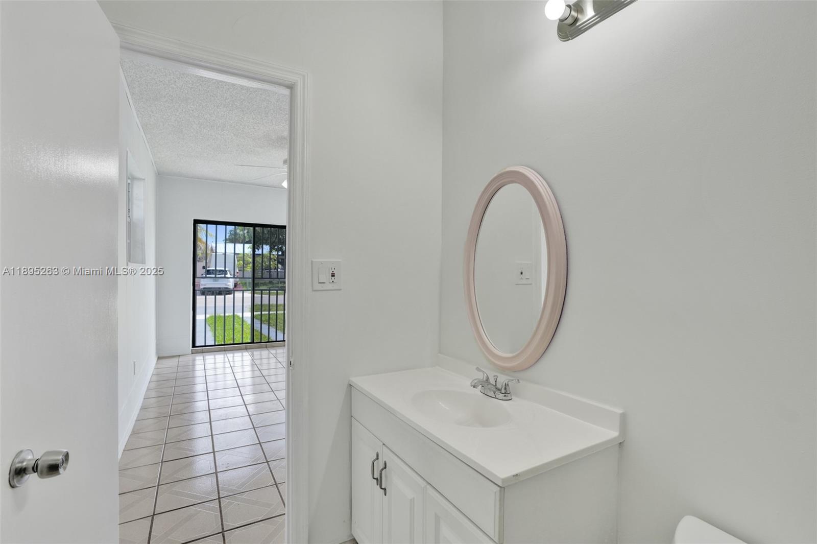 Miami, Florida, 33189, United States, 4 Bedrooms Bedrooms, ,2 BathroomsBathrooms,Residential,For Sale,1965129