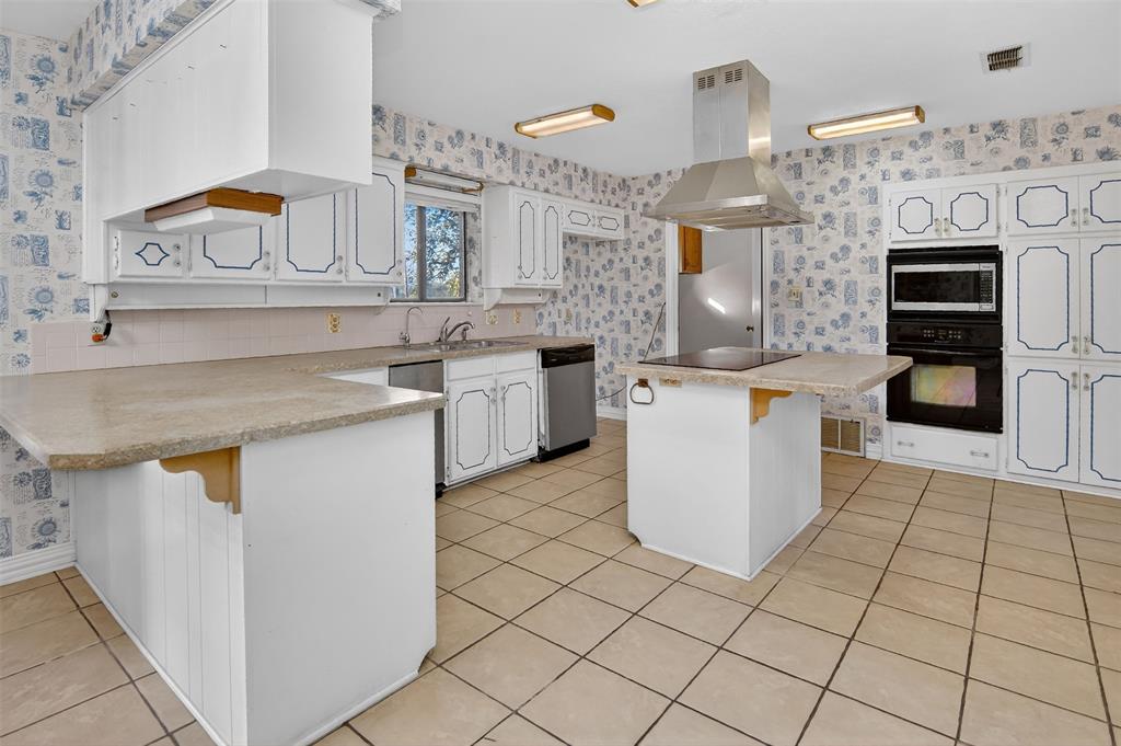 Weatherford, Texas, 76087, United States, 3 Bedrooms Bedrooms, ,2 BathroomsBathrooms,Residential,For Sale,2005416