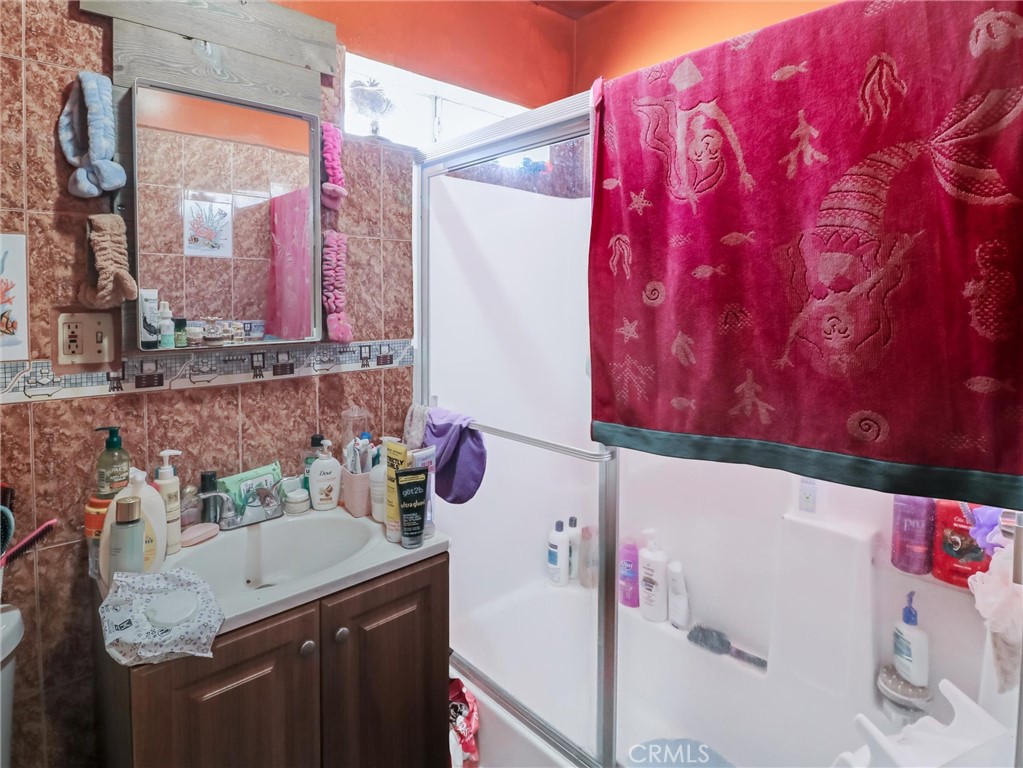 Los Angeles, California, 90003, United States, 5 Bedrooms Bedrooms, ,3 BathroomsBathrooms,Residential,For Sale,1935114