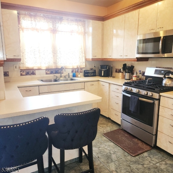 Linden City, New Jersey, 07036, United States, 4 Bedrooms Bedrooms, ,2 BathroomsBathrooms,Residential,For Sale,1890310