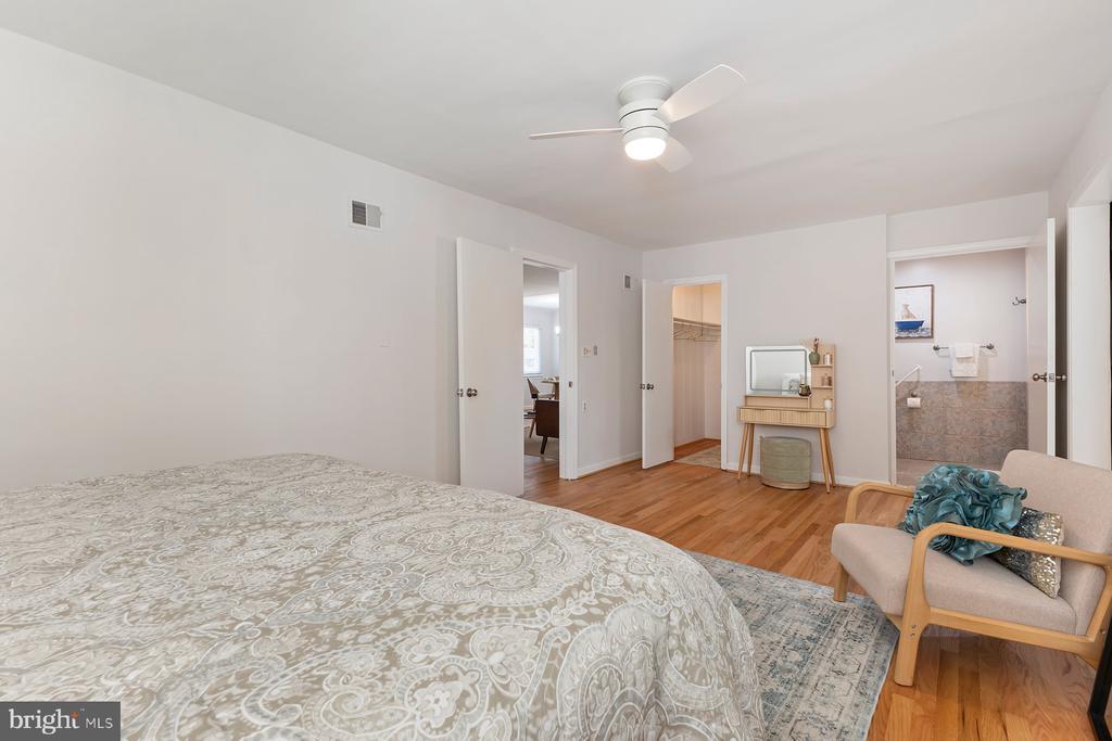 Takoma Park, Maryland, 20912, United States, 2 Bedrooms Bedrooms, ,2 BathroomsBathrooms,Residential,For Sale,1974718