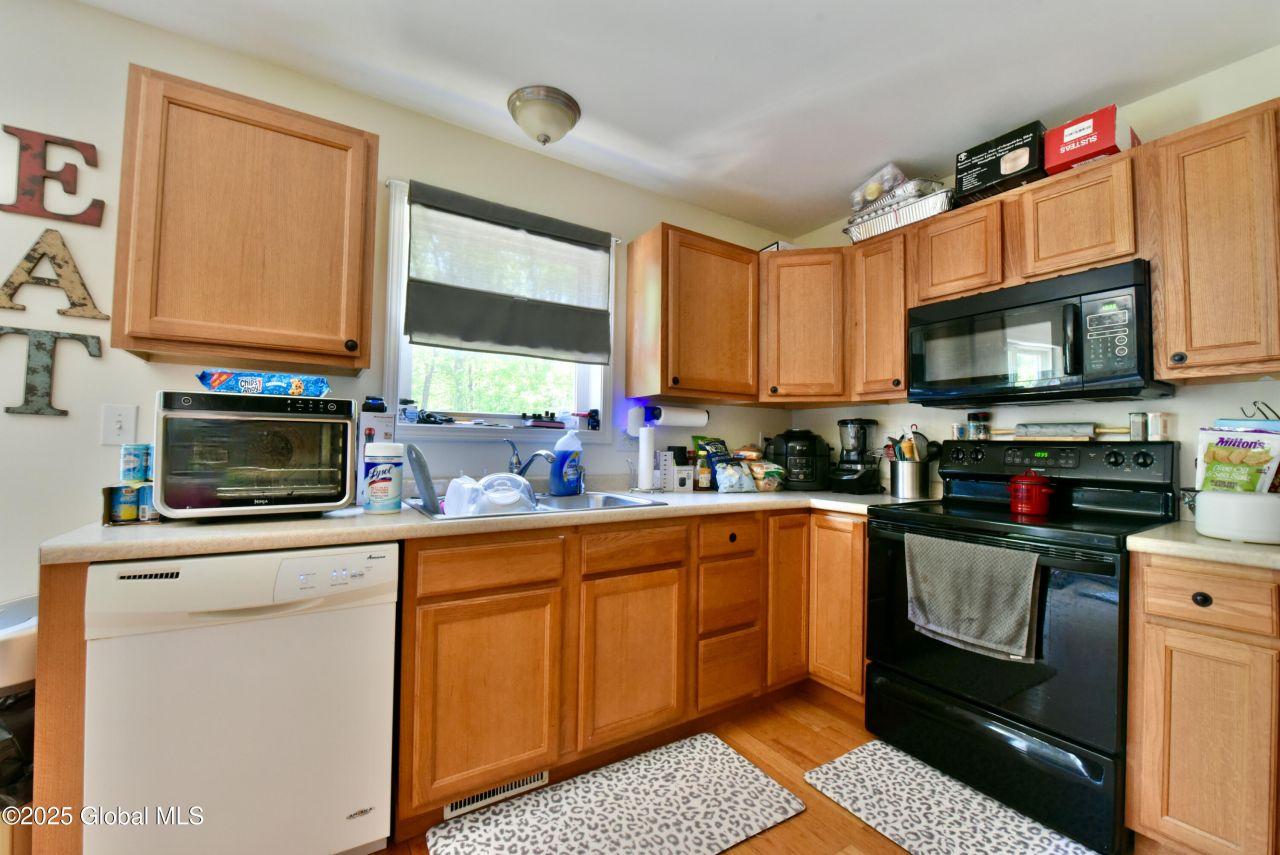 Halfmoon, New York, 12065, United States, 6 Bedrooms Bedrooms, ,6 BathroomsBathrooms,Residential,For Sale,1840061