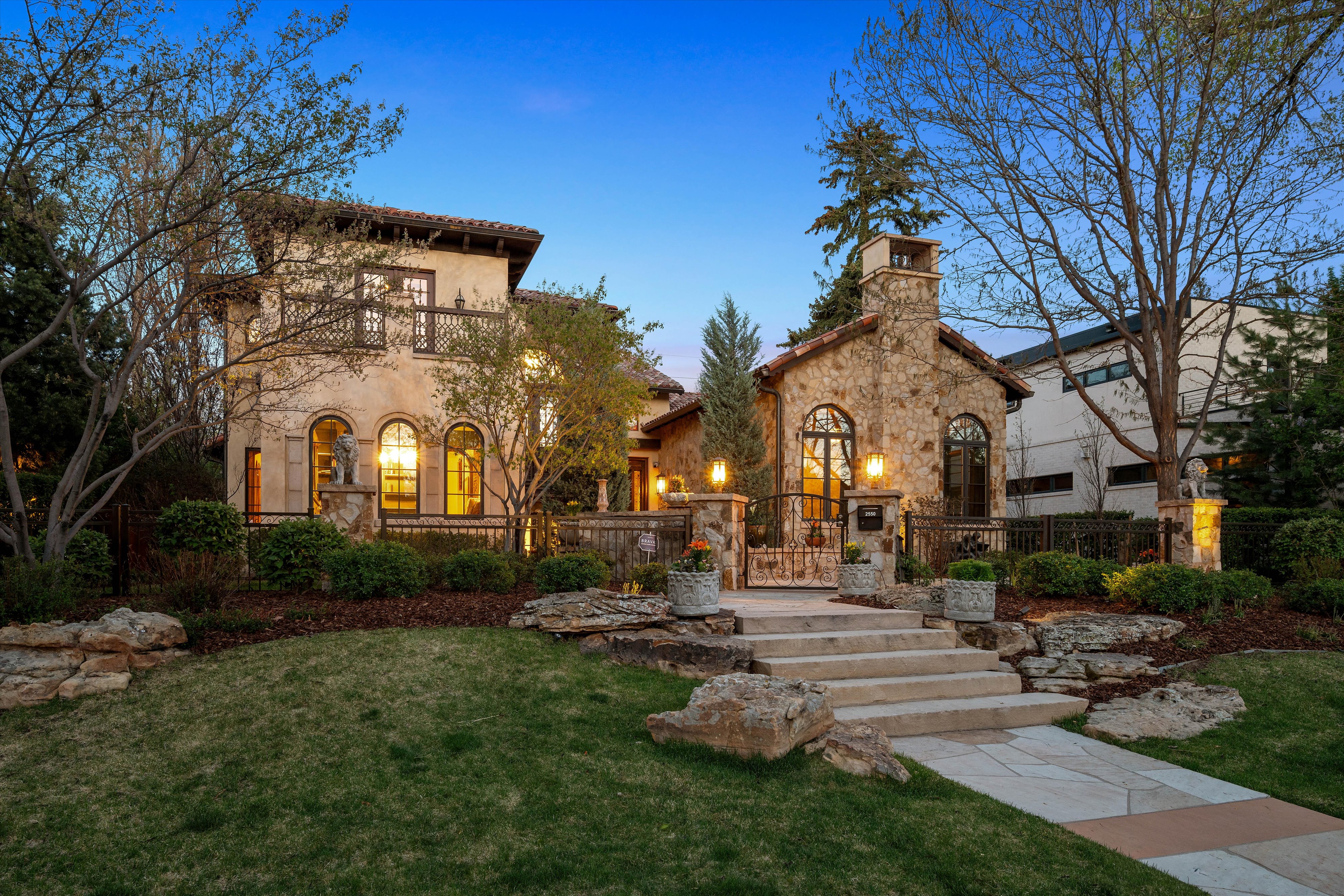  Rare Spanish Colonial Revival Home in One of Observatory Park - 物件實景