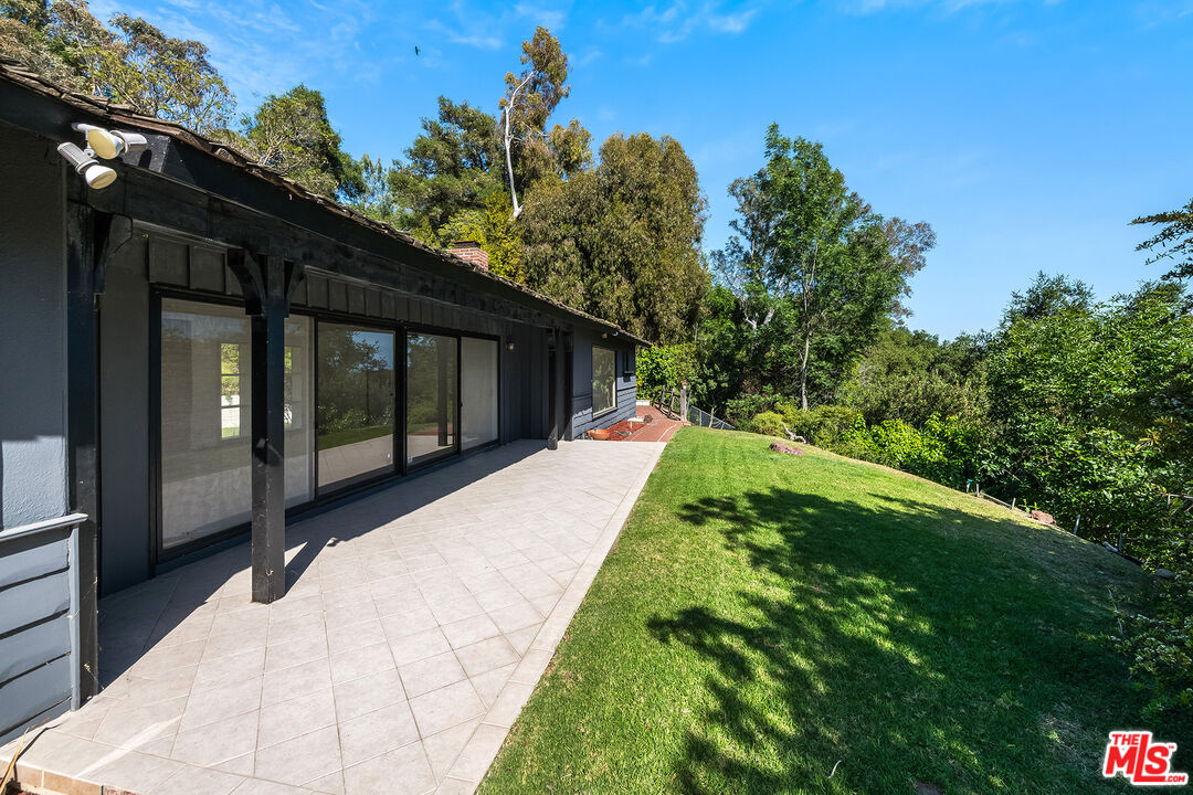 Los Angeles, California, 90049, United States, 2 Bedrooms Bedrooms, ,3 BathroomsBathrooms,Residential,For Sale,1819125