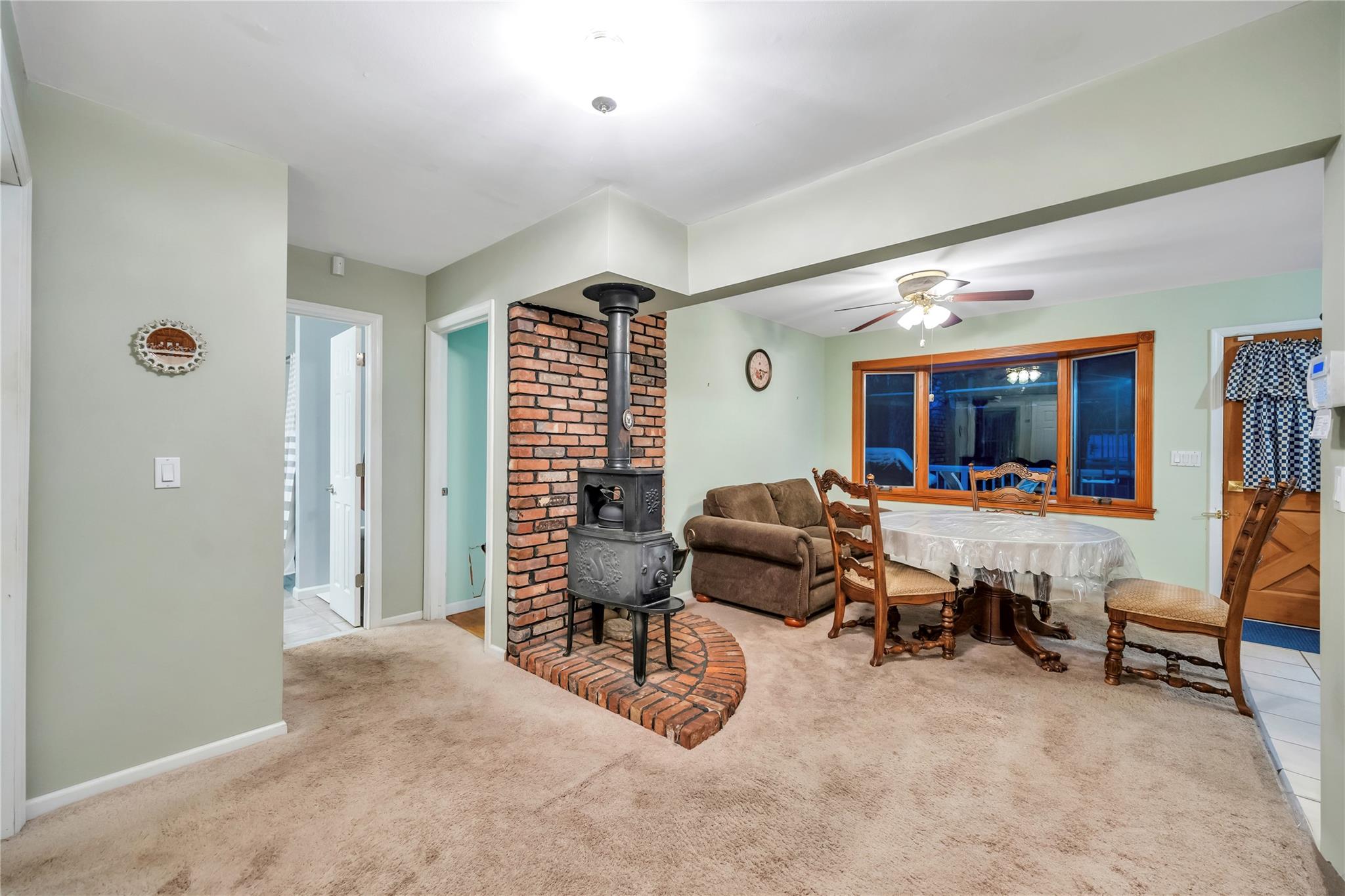 Hauppauge, New York, 11788, United States, 4 Bedrooms Bedrooms, ,2 BathroomsBathrooms,Residential,For Sale,1714342