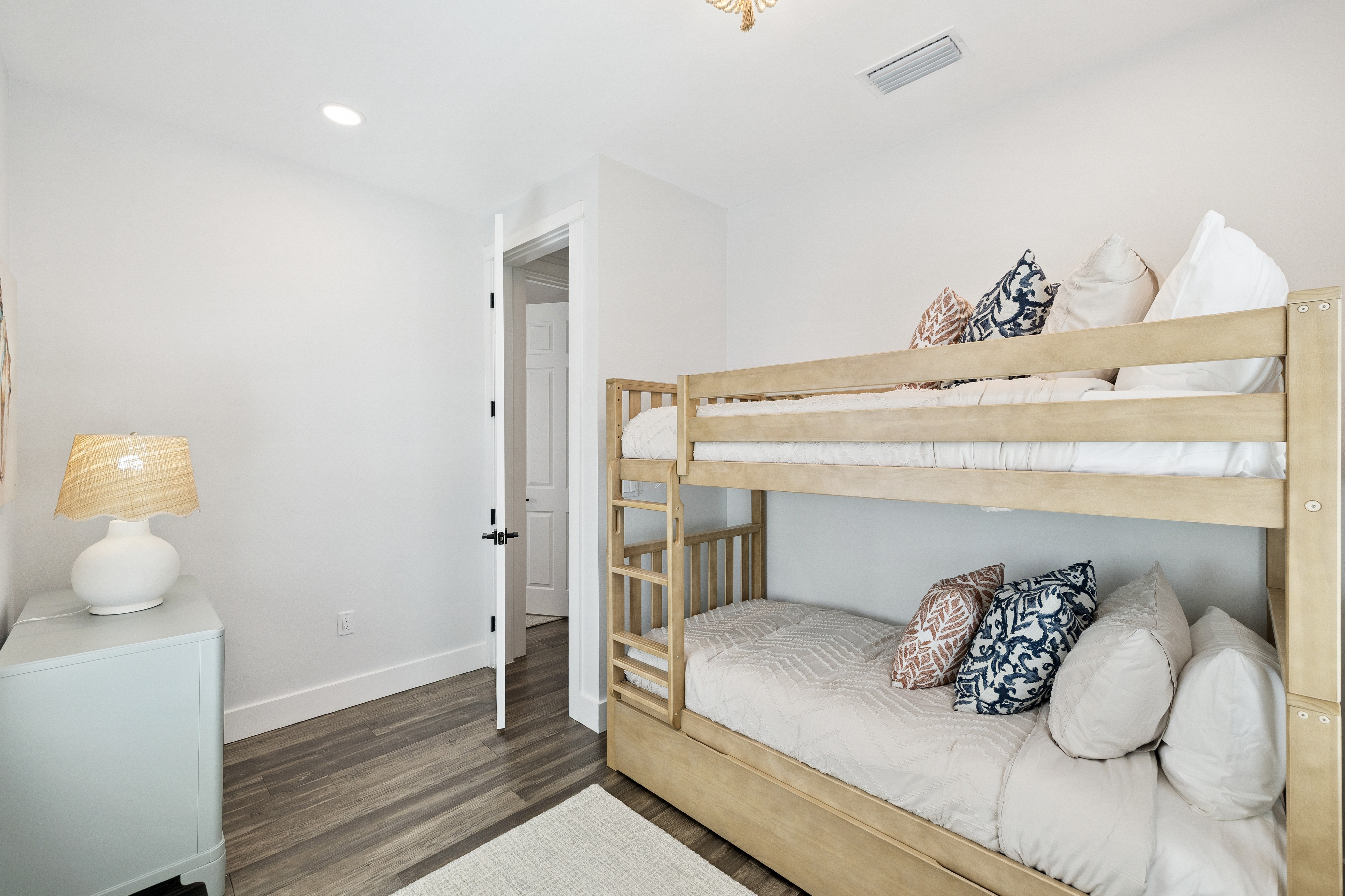  Completely Renovated Home On Half-Acre Lot Near Gulf Place - 物件實景