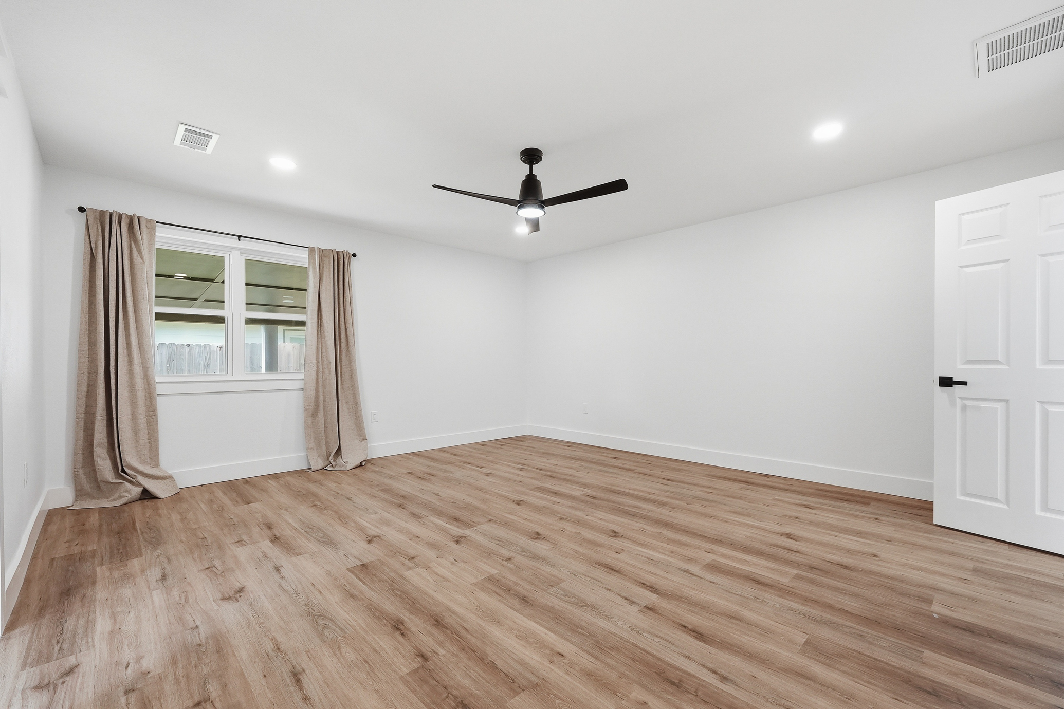  Move-In Ready Pool Home with Thoughtful Modern Updates - 物件實景
