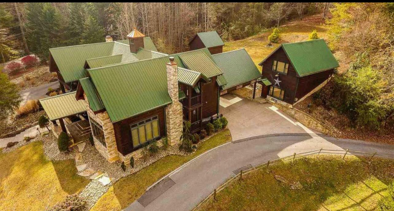 Sevierville, Tennessee, 37862, United States, 2 Bedrooms Bedrooms, ,4 BathroomsBathrooms,Residential,For Sale,1914070