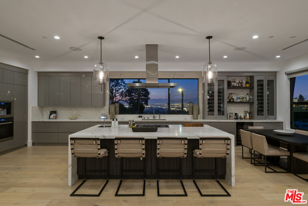 Los Angeles, California, 90049, United States, 4 Bedrooms Bedrooms, ,5 BathroomsBathrooms,Residential,For Sale,1862276