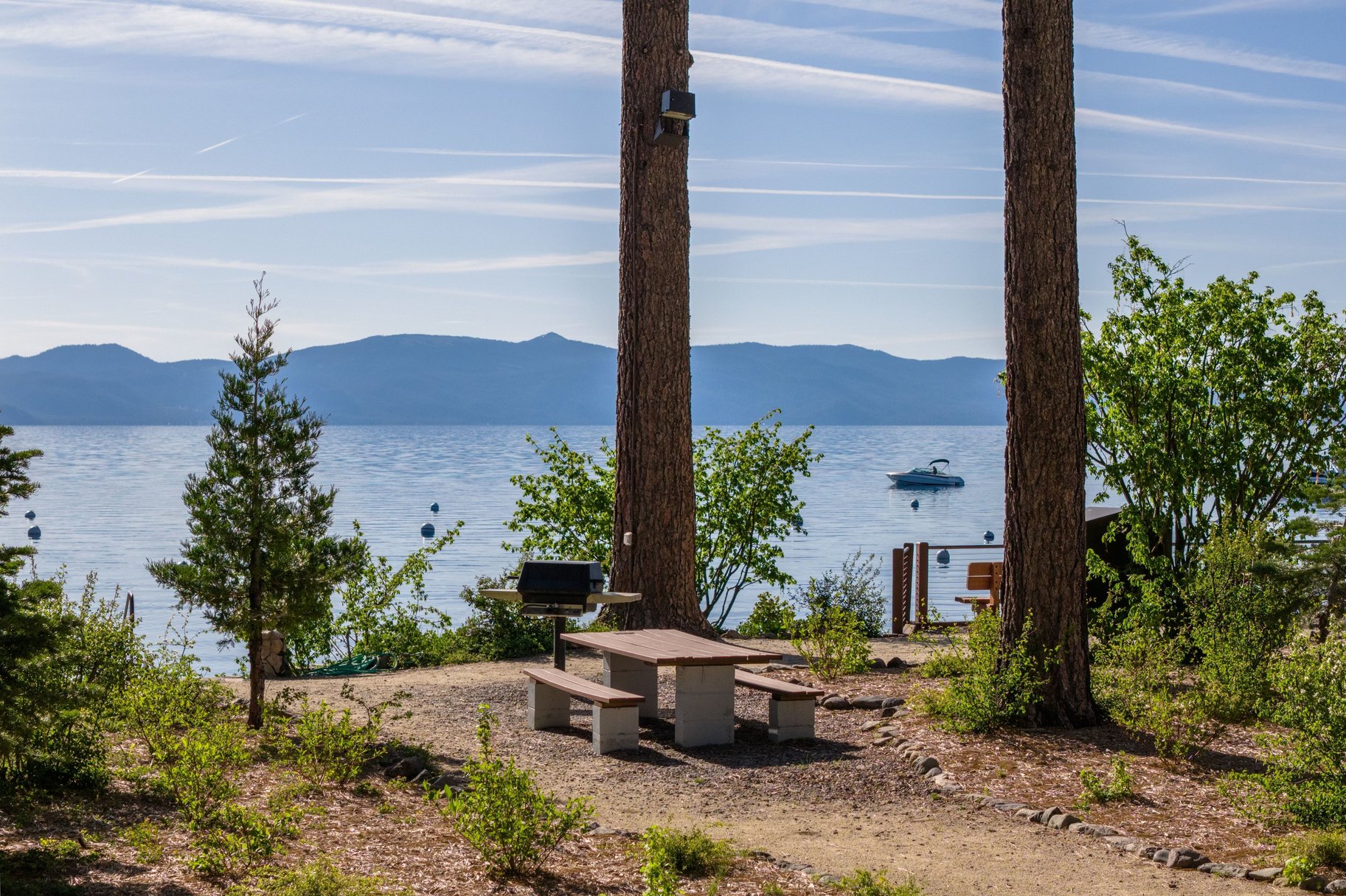  Iconic, Updated A-frame Steps from Trails with Private Beach Membership - 物件實景