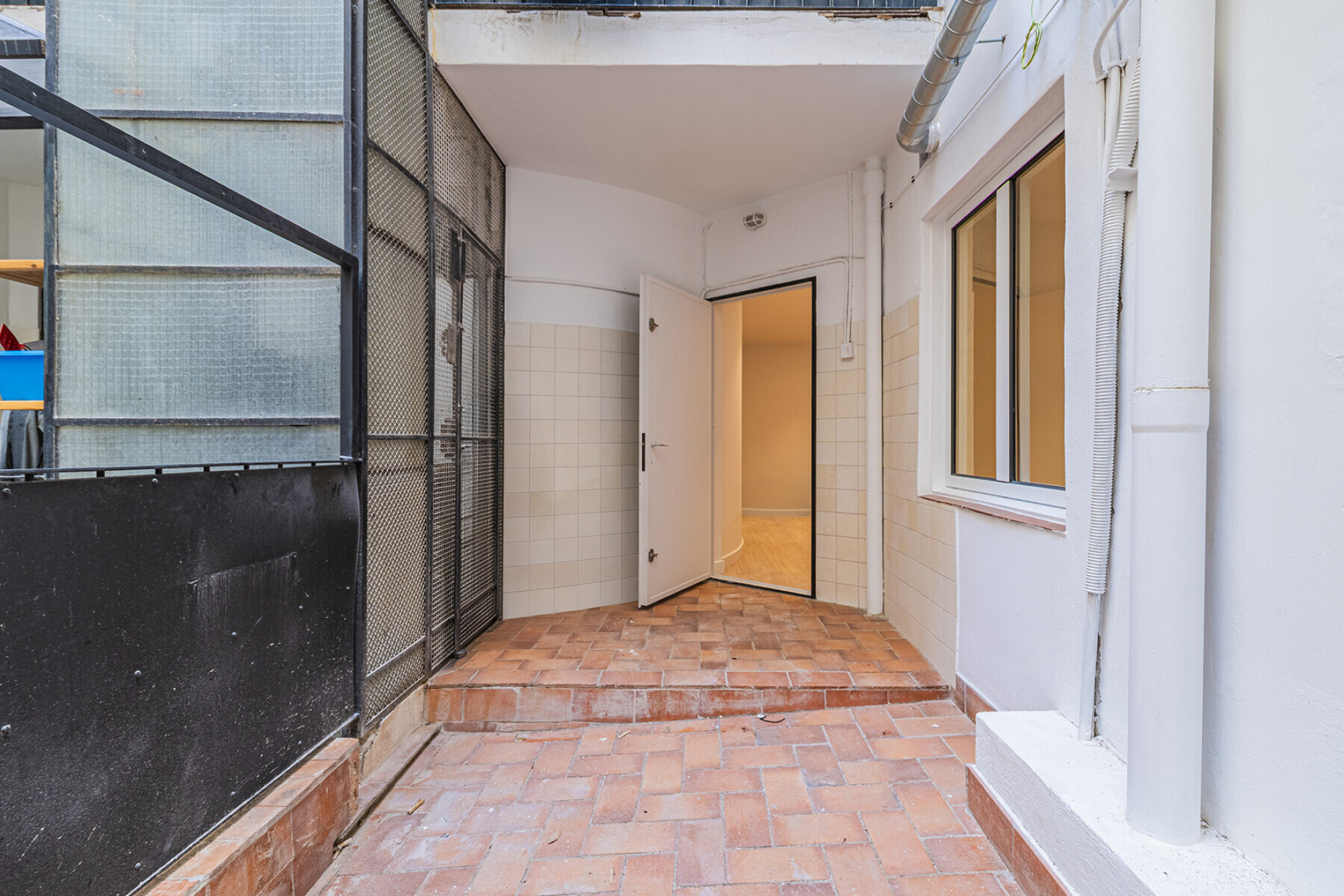  Fantastic renovated apartment with large garden at the living room level - 物件實景