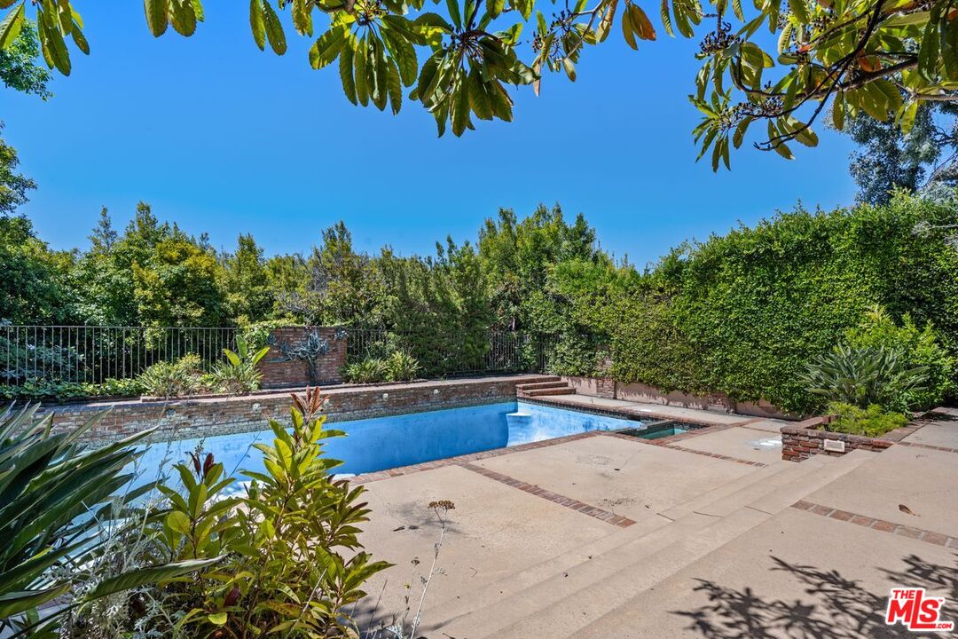 Los Angeles, California, 90049, United States, 4 Bedrooms Bedrooms, ,4 BathroomsBathrooms,Residential,For Sale,1913168