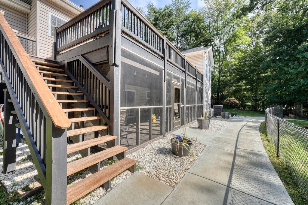 Murphy, North Carolina, 28906, United States, 3 Bedrooms Bedrooms, ,3 BathroomsBathrooms,Residential,For Sale,1902366