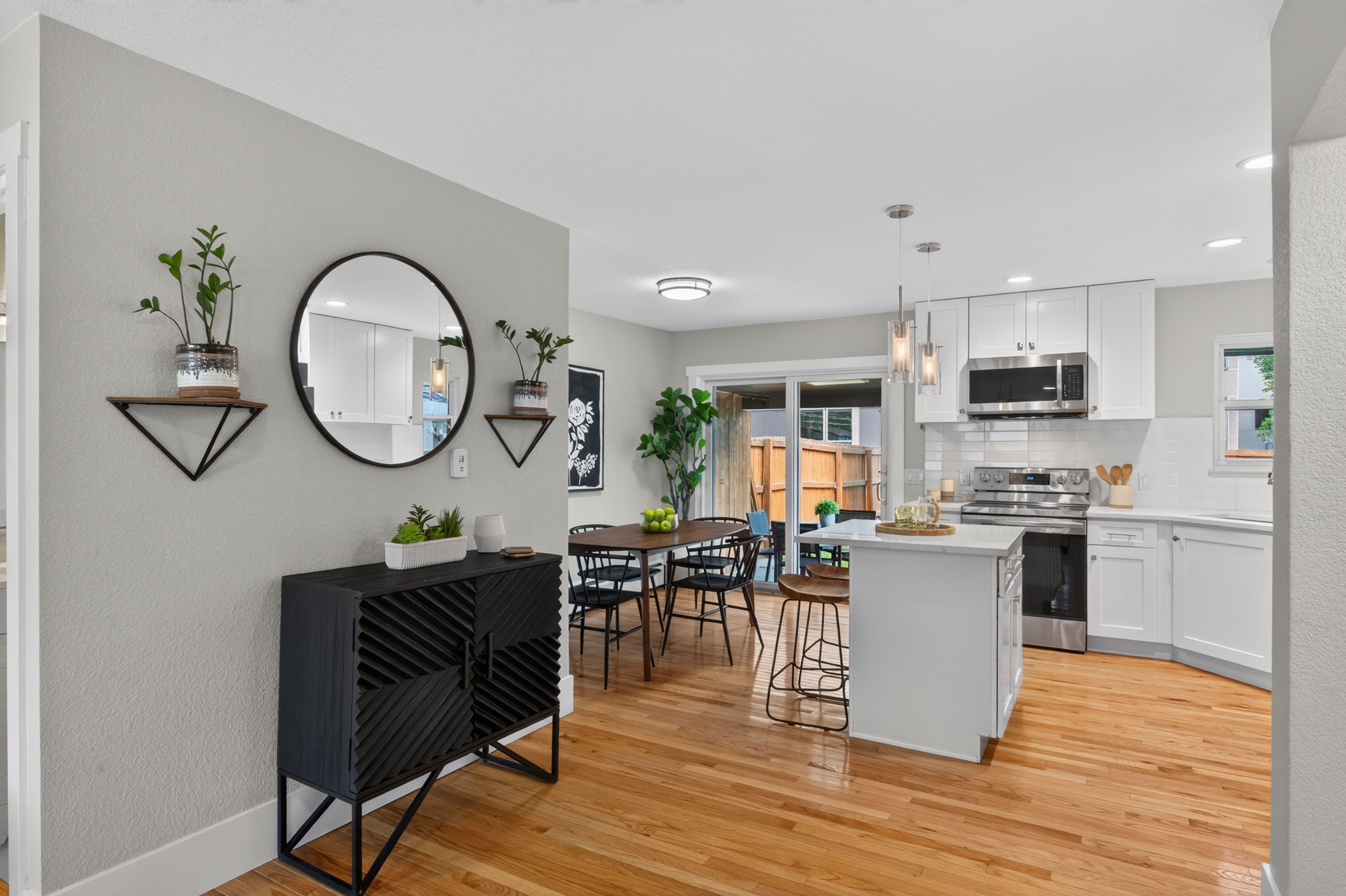  Updated, move-in ready home offers a bright, inviting floor plan - 物件實景