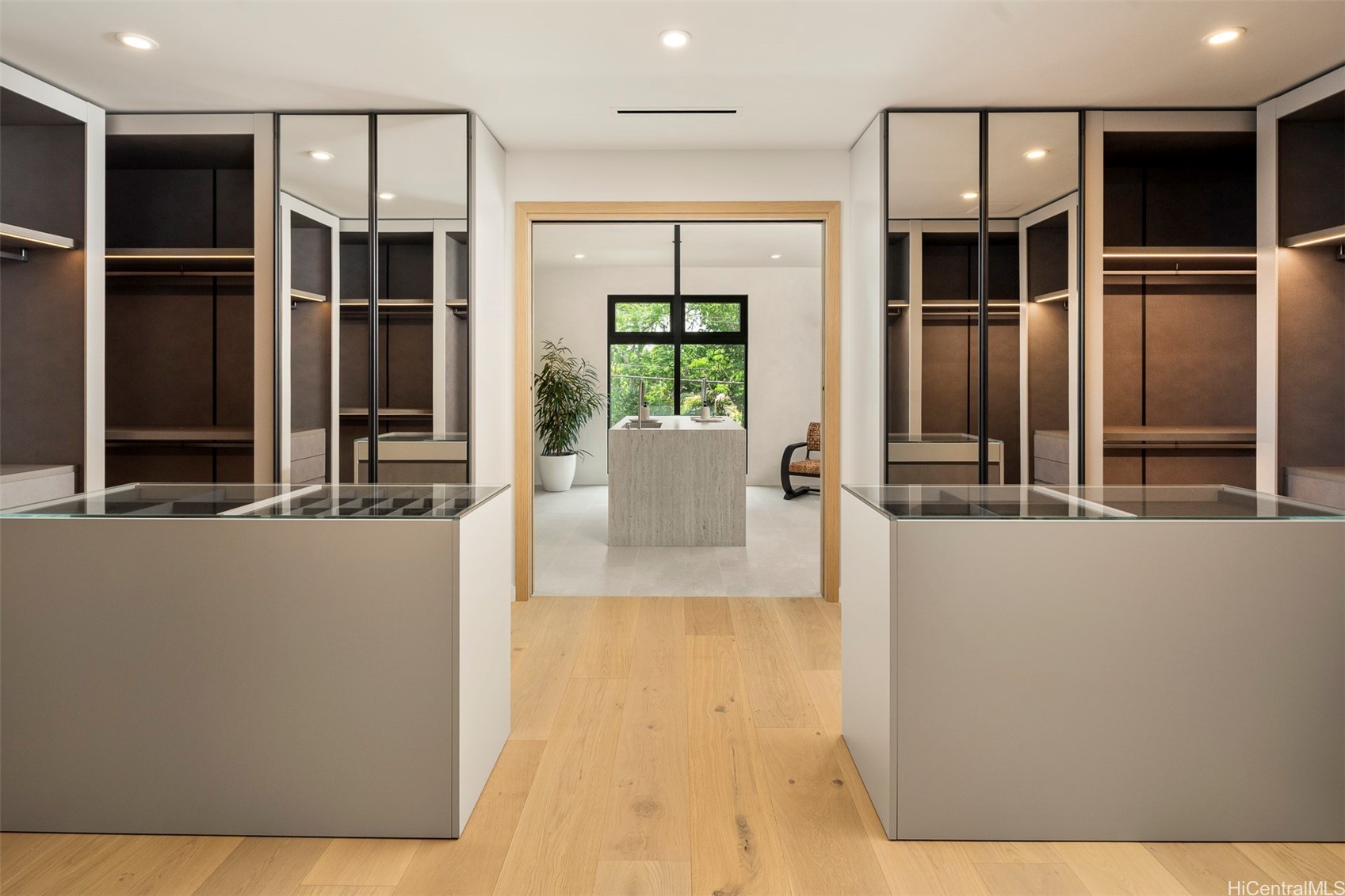 Honolulu, Hawaii, 96816, United States, 5 Bedrooms Bedrooms, ,6 BathroomsBathrooms,Residential,For Sale,1989143