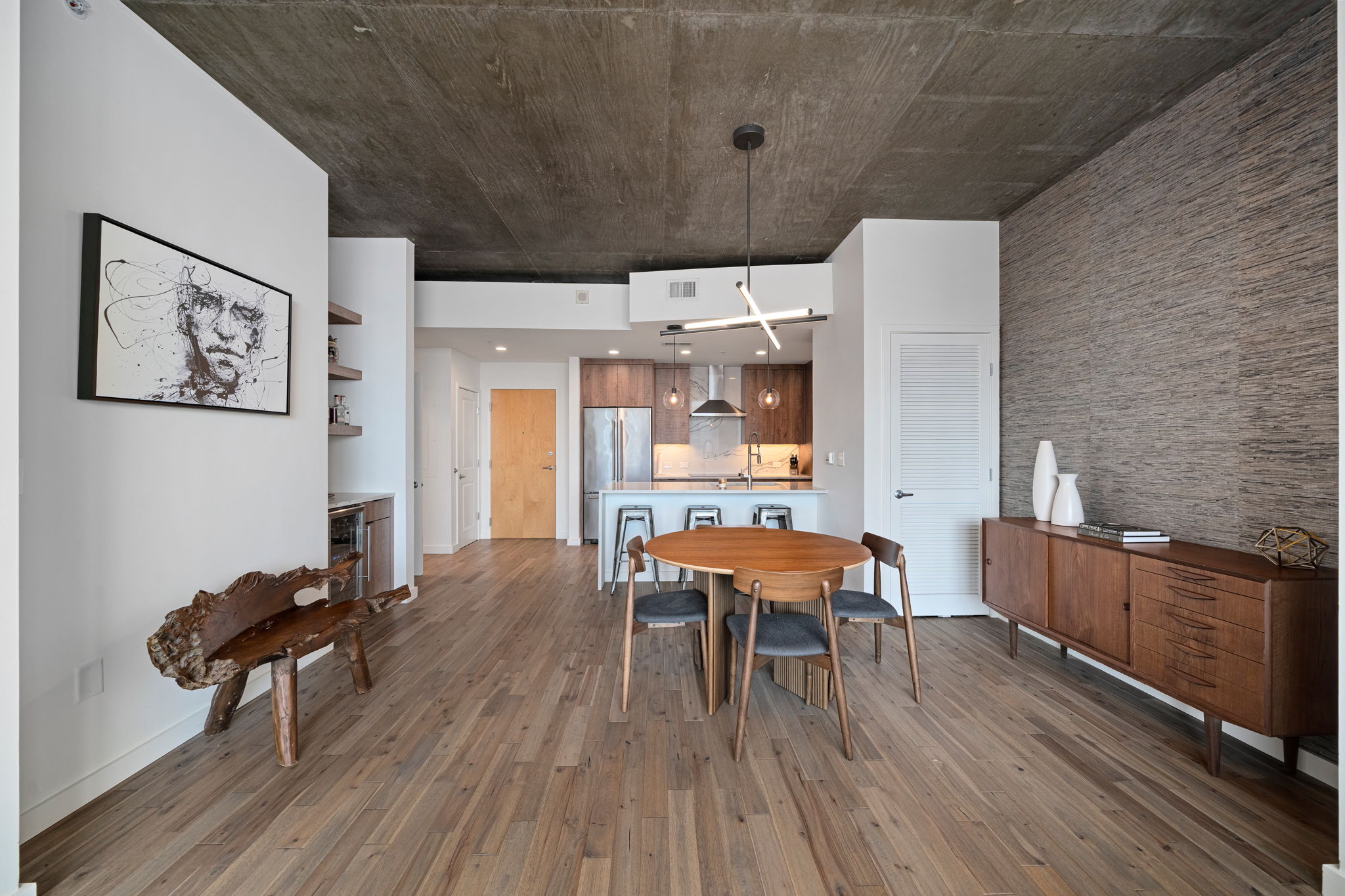  Spacious Two Bedroom Residence with Unobstructed Skyline Views - 物件實景