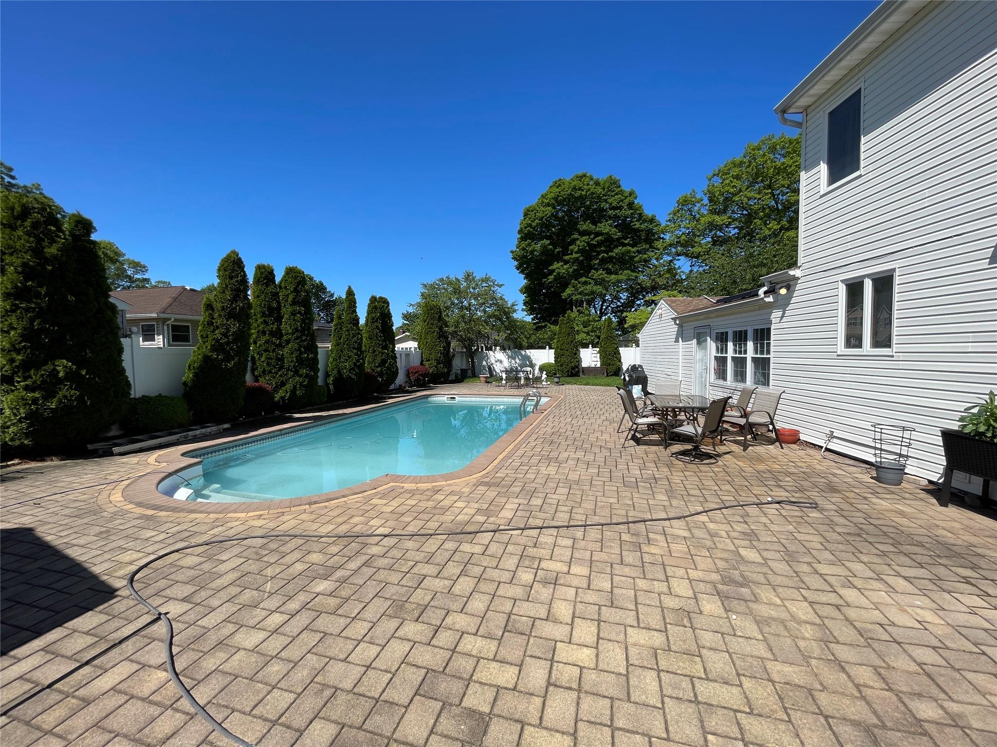 West Islip, New York, 11795, United States, 4 Bedrooms Bedrooms, ,3 BathroomsBathrooms,Residential,For Sale,1869198
