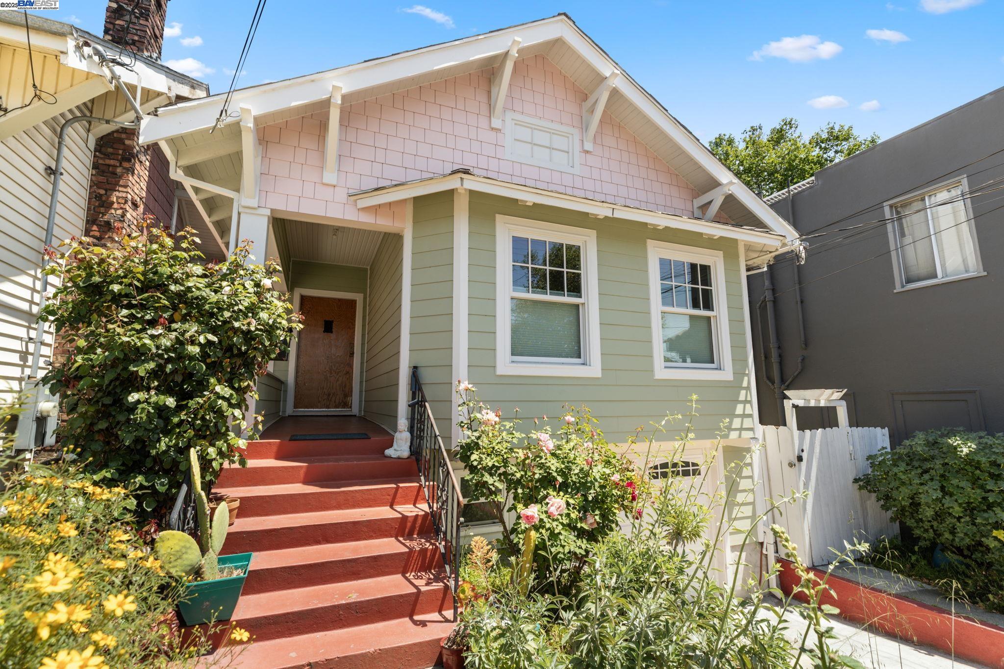 Oakland, California, 94606, United States, 3 Bedrooms Bedrooms, ,2 BathroomsBathrooms,Residential,For Sale,1839089