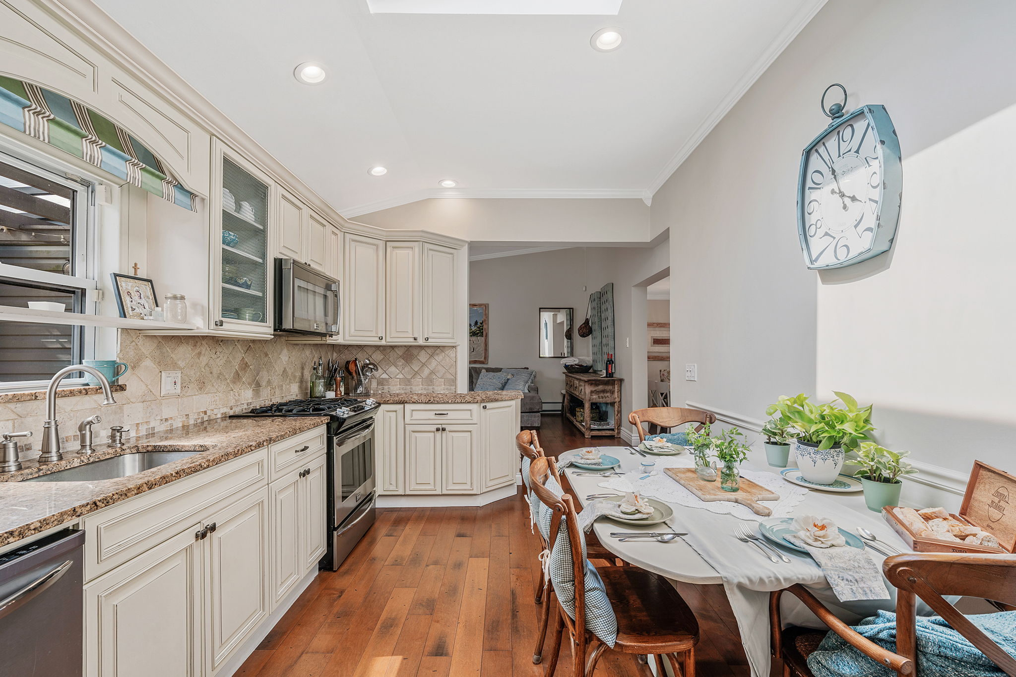 Babylon, New York, 11702, United States, 4 Bedrooms Bedrooms, ,2 BathroomsBathrooms,Residential,For Sale,1905620