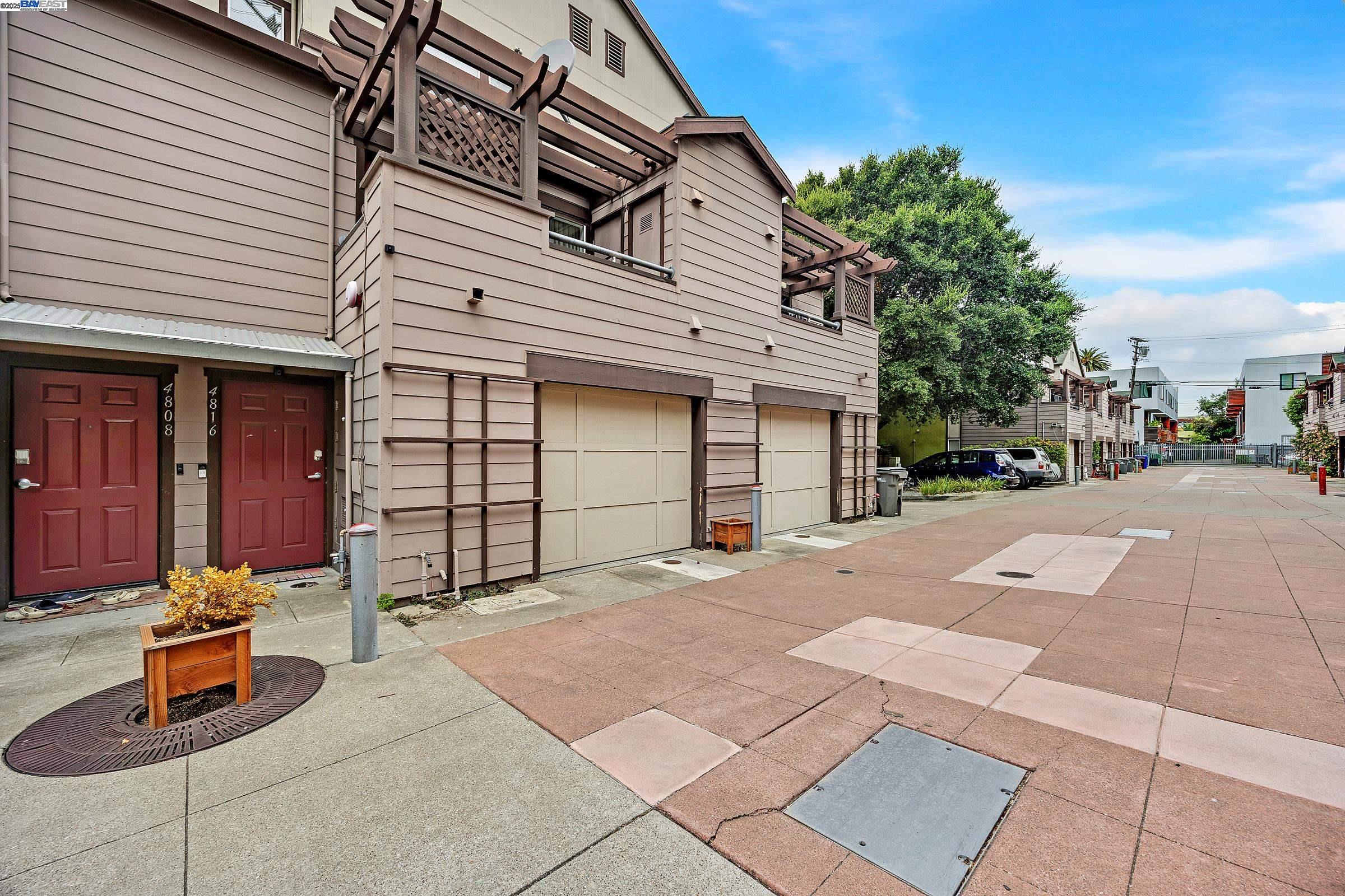 Emeryville, California, 94608, United States, 2 Bedrooms Bedrooms, ,1 BathroomBathrooms,Residential,For Sale,1907705