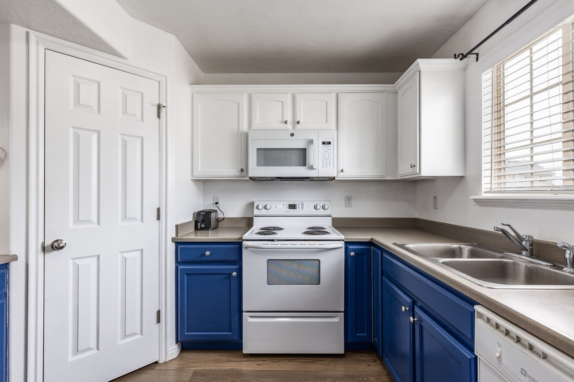  End Row Townhome in Highly Desired Location - 物件實景