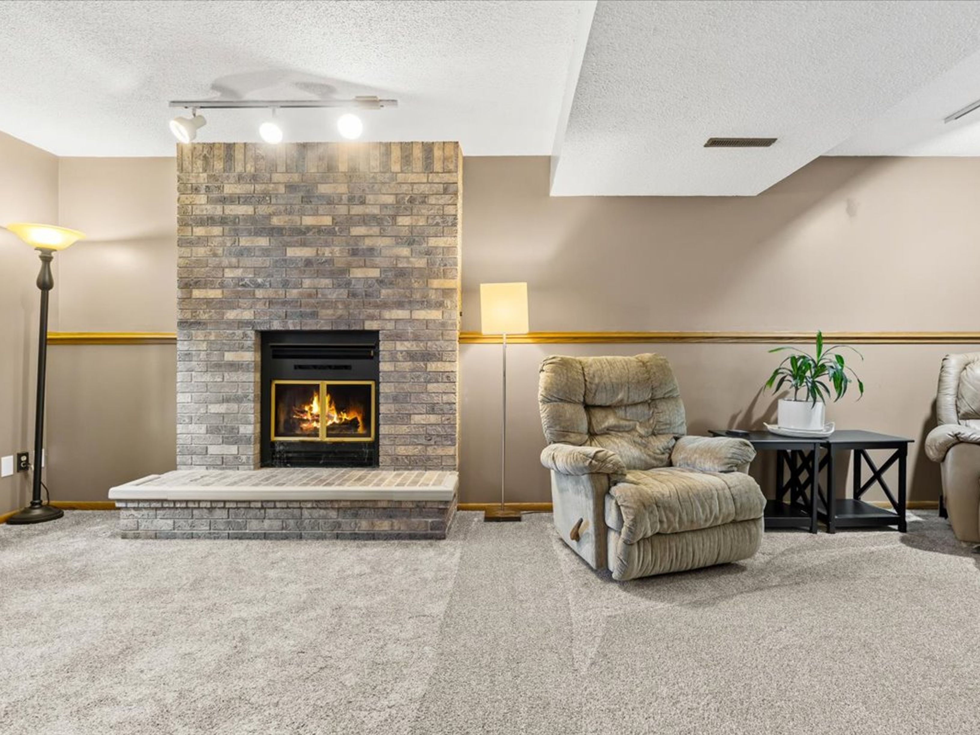  Easy Living in Country Club Manor - 物件實景