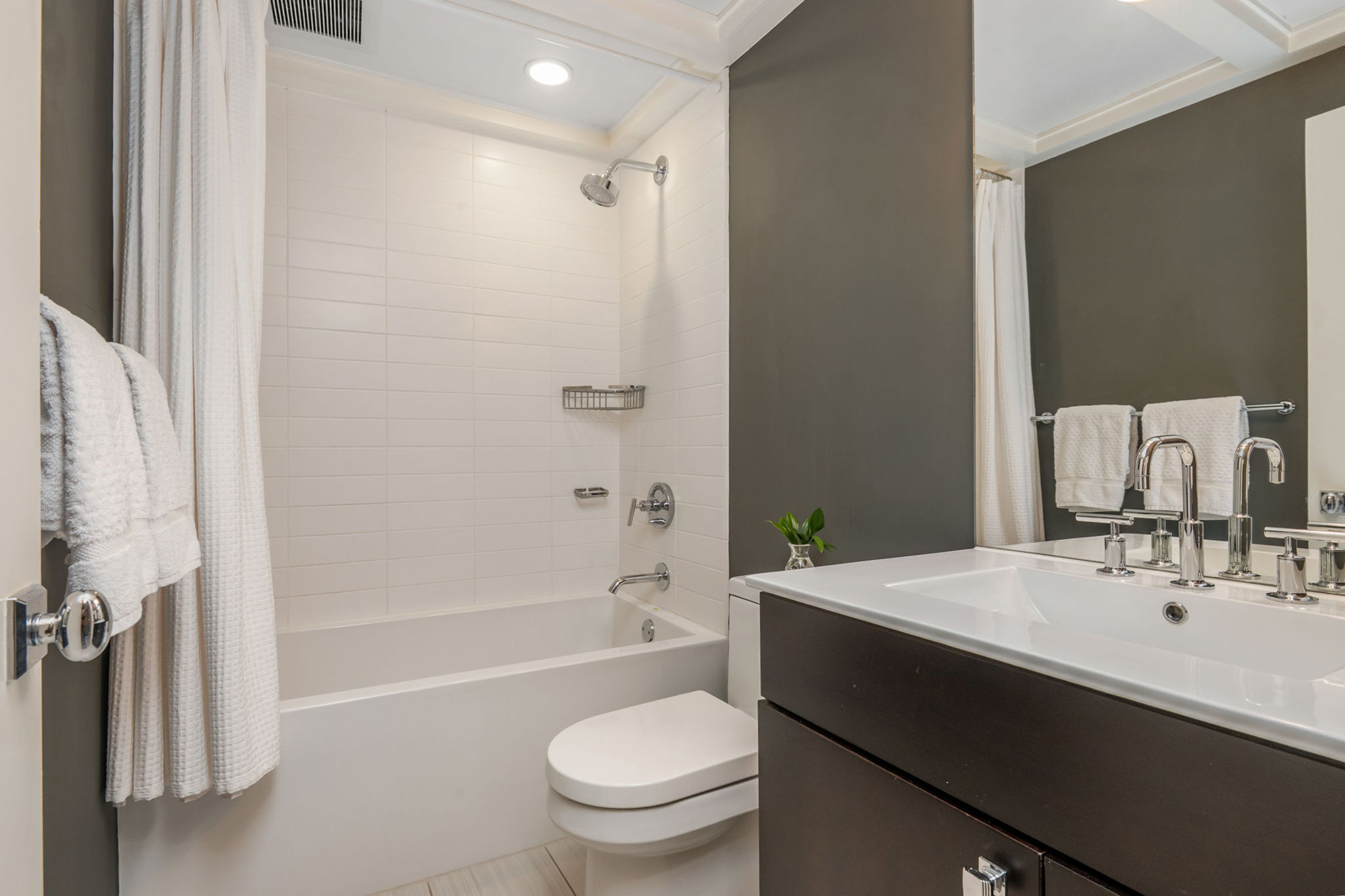  Fully Renovated Two-story Condo in the Iconic Colony House at Colony Square - 物件實景