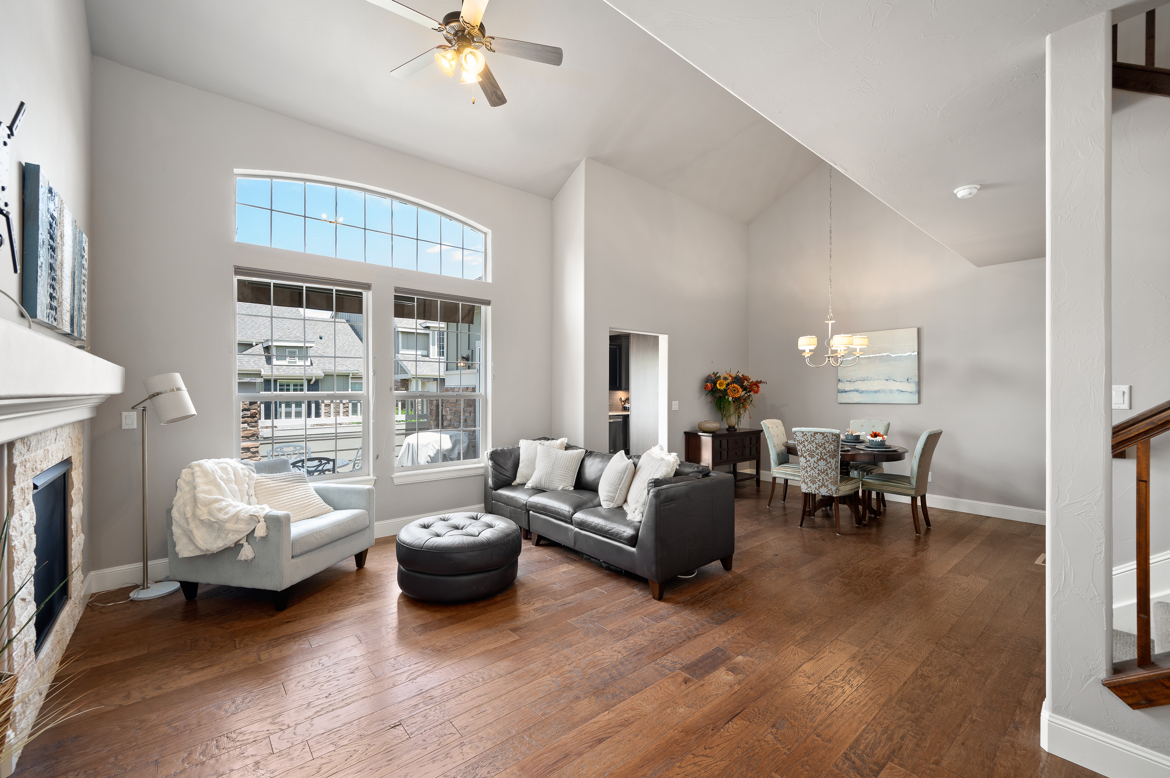  Pristine And Charming End Unit Townhome - 物件實景