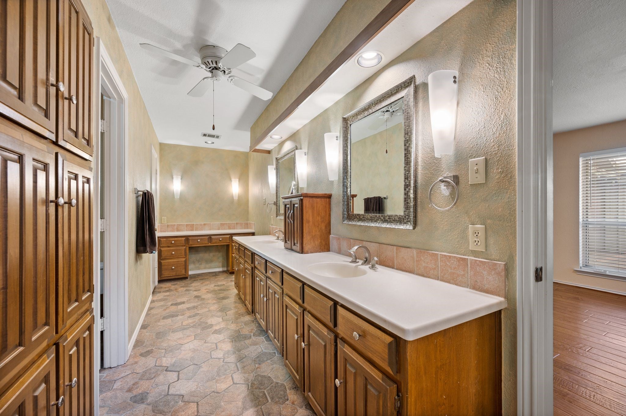 Arlington, Texas, 76012, United States, 4 Bedrooms Bedrooms, ,3 BathroomsBathrooms,Residential,For Sale,1987019