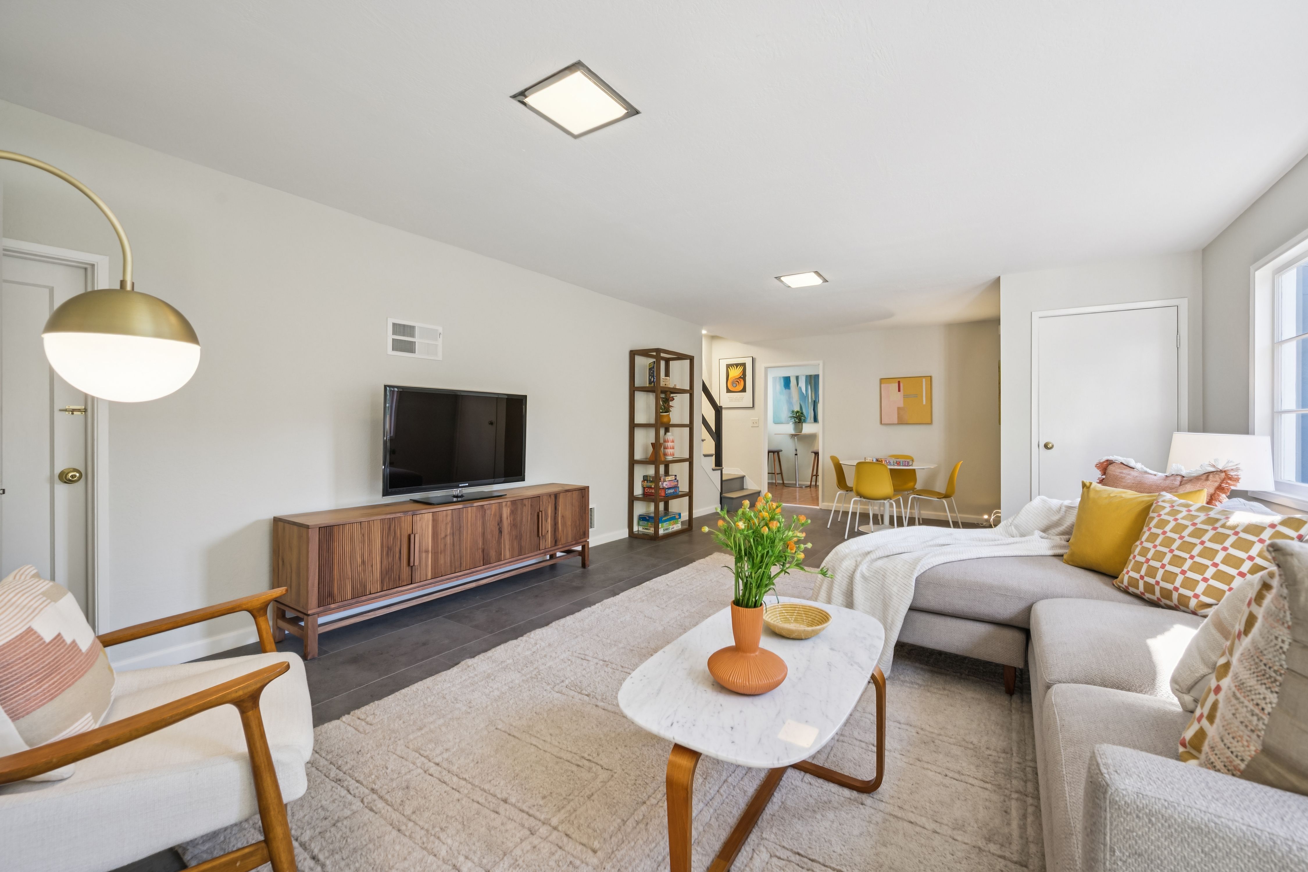 Spacious Corner-Lot Residence Offering Flexible Living Near Lake Merritt - 物件實景
