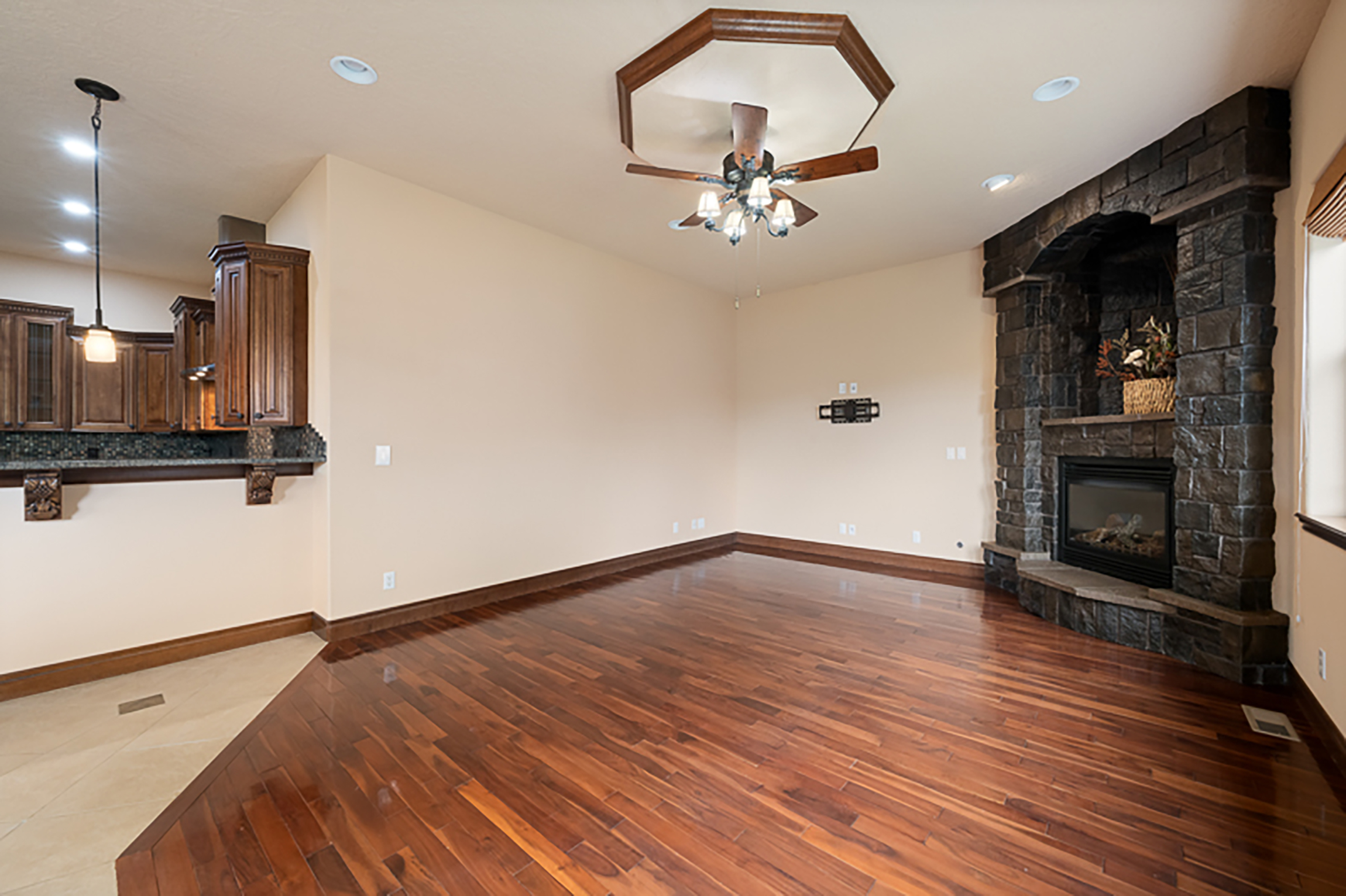  Canyon Lakes Highly Upgraded 1 Story Home - 物件實景