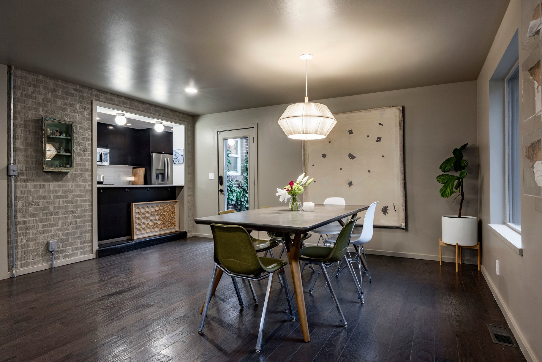  Spacious Millcreek Bungalow with Expansive Backyard & 2-Car Garage - 物件實景