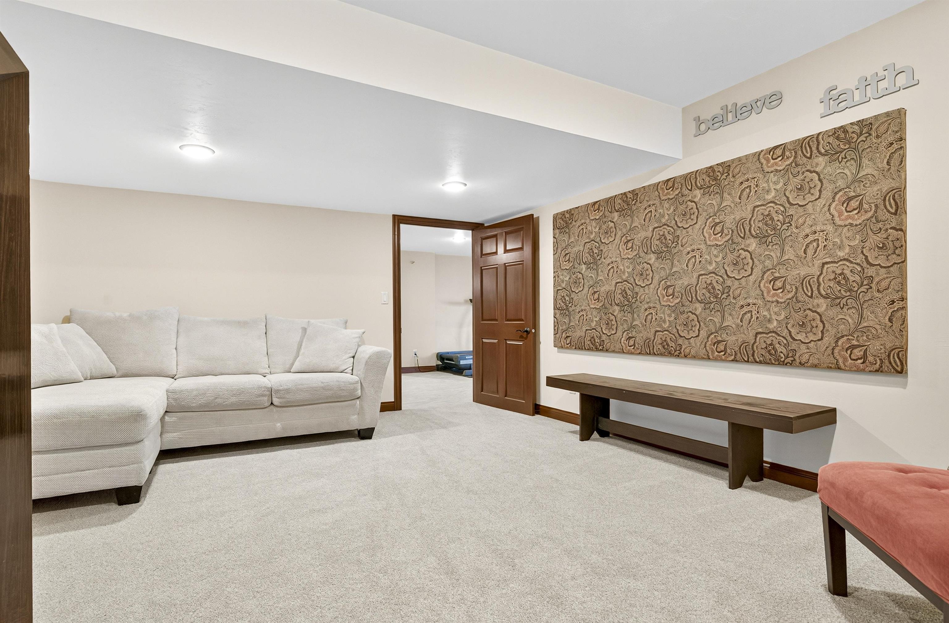 NEENAH, Wisconsin, 54956, United States, 5 Bedrooms Bedrooms, ,6 BathroomsBathrooms,Residential,For Sale,1992991