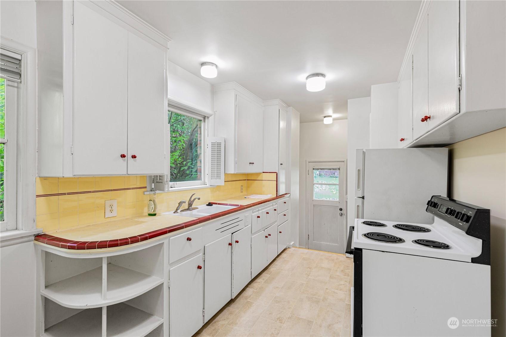 SEATTLE, Washington, 98199, United States, 2 Bedrooms Bedrooms, ,1 BathroomBathrooms,Residential,For Sale,1695948